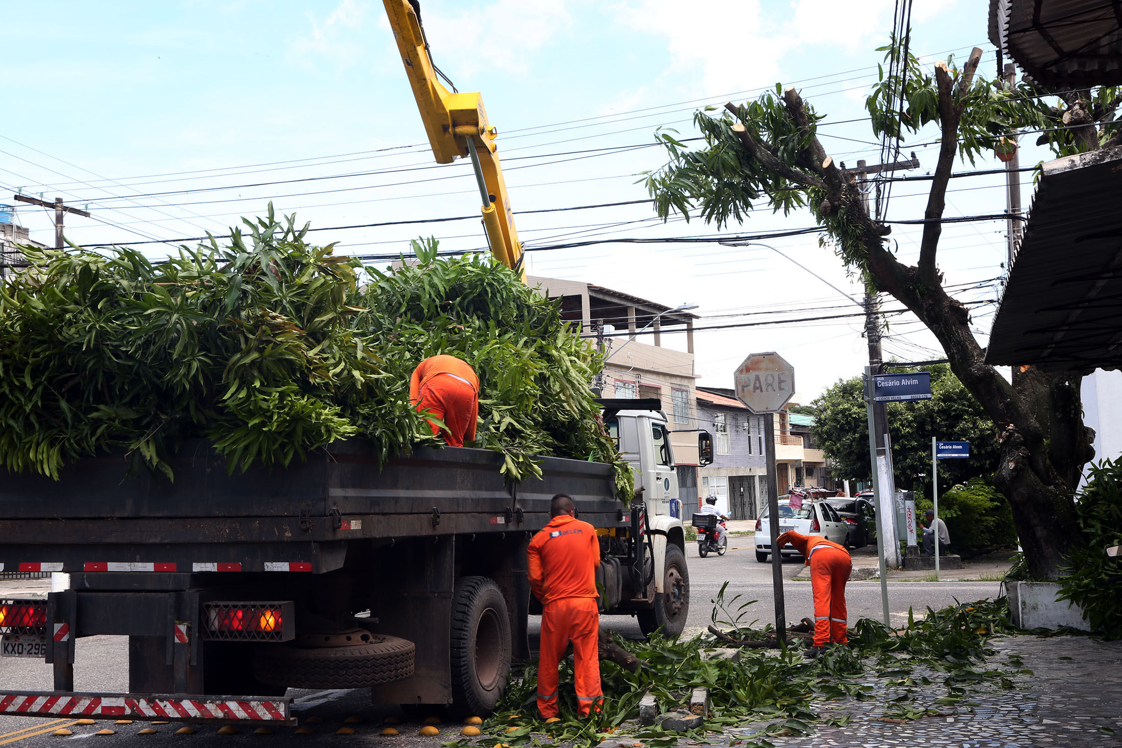 Ação integrada orienta população e combate descarte irregular de lixo no Jurunas