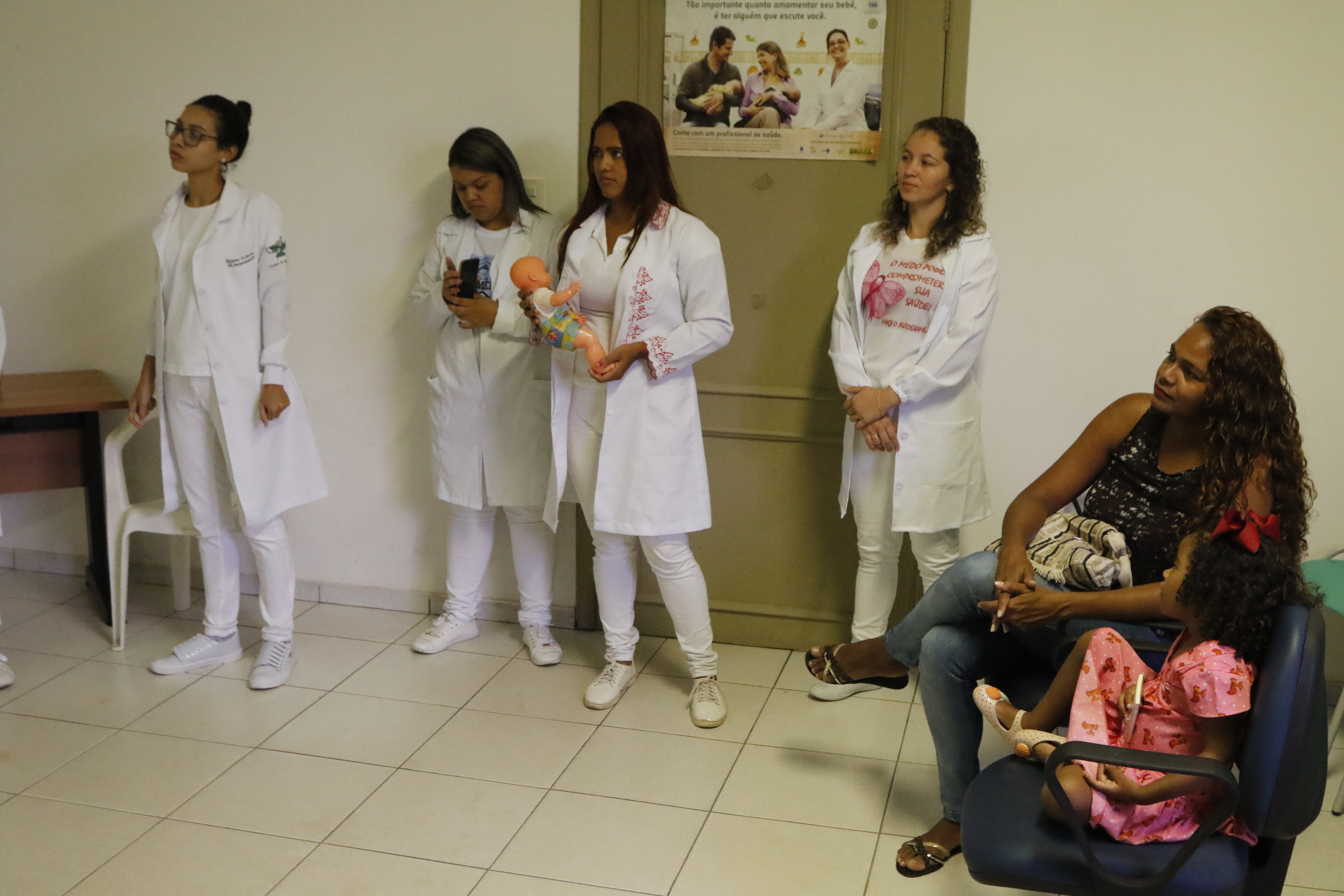 Mães recebem orientação de primeiros socorros para crianças