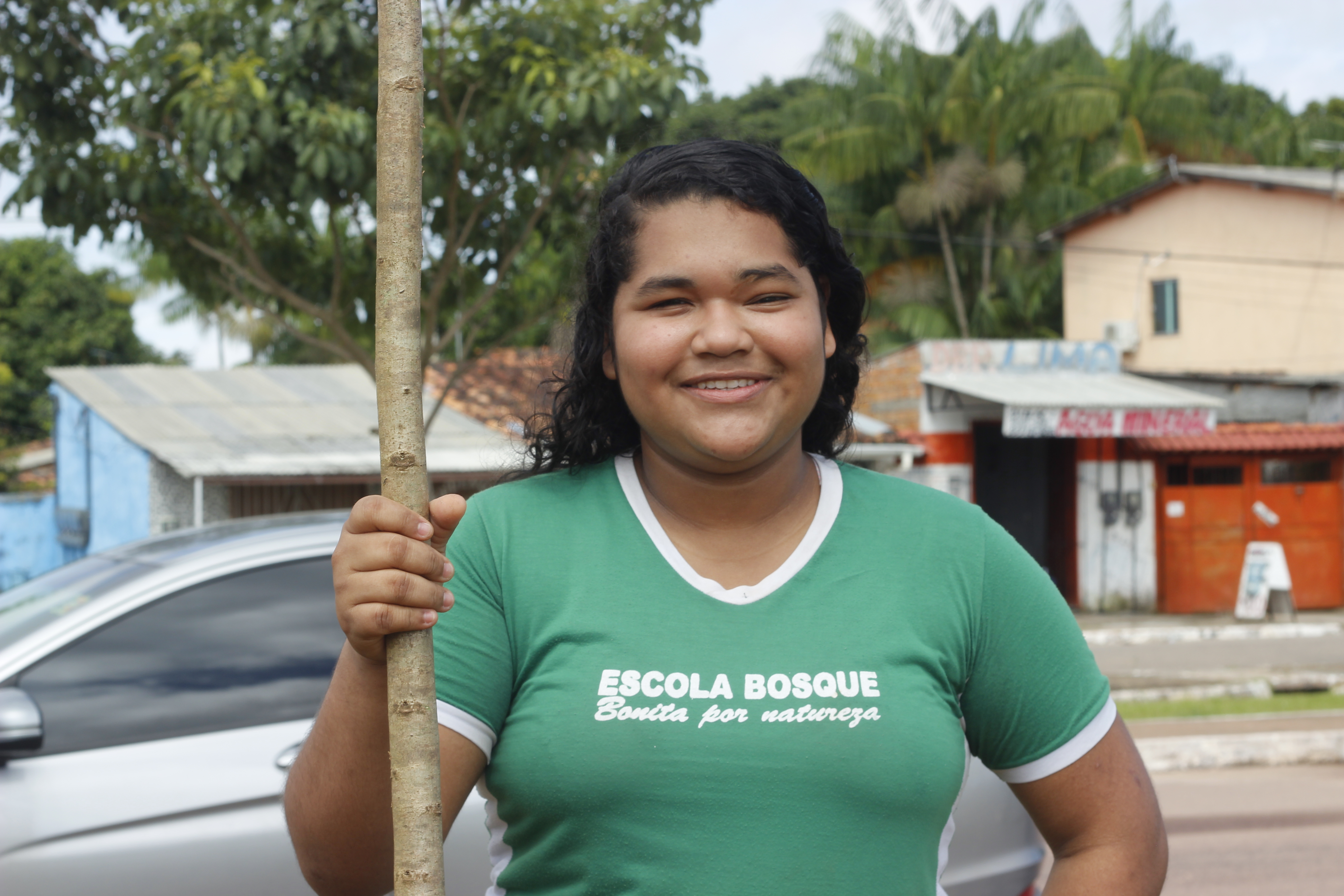 Projeto promove o plantio de novas árvores em praça de Outeiro