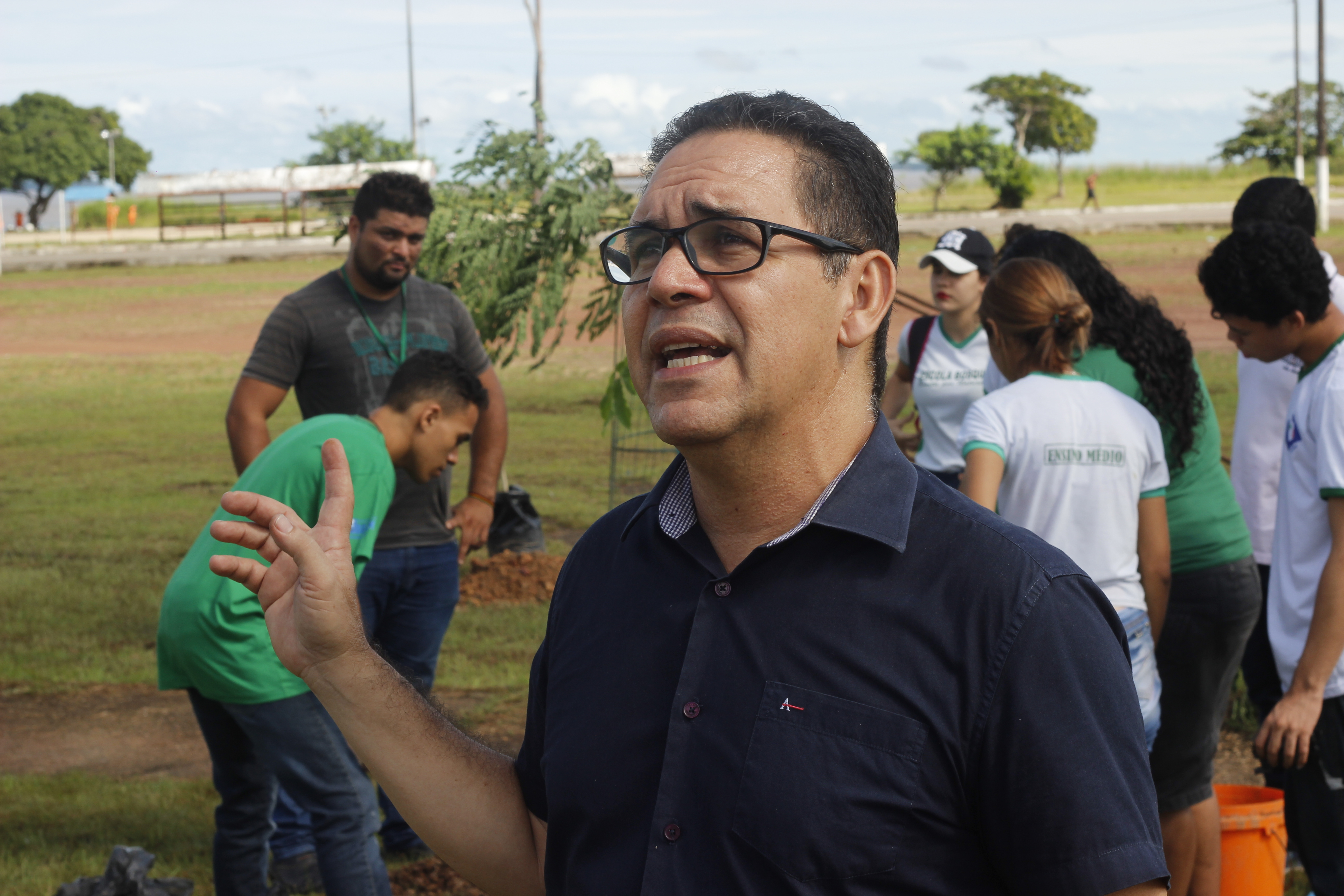 Projeto promove o plantio de novas árvores em praça de Outeiro