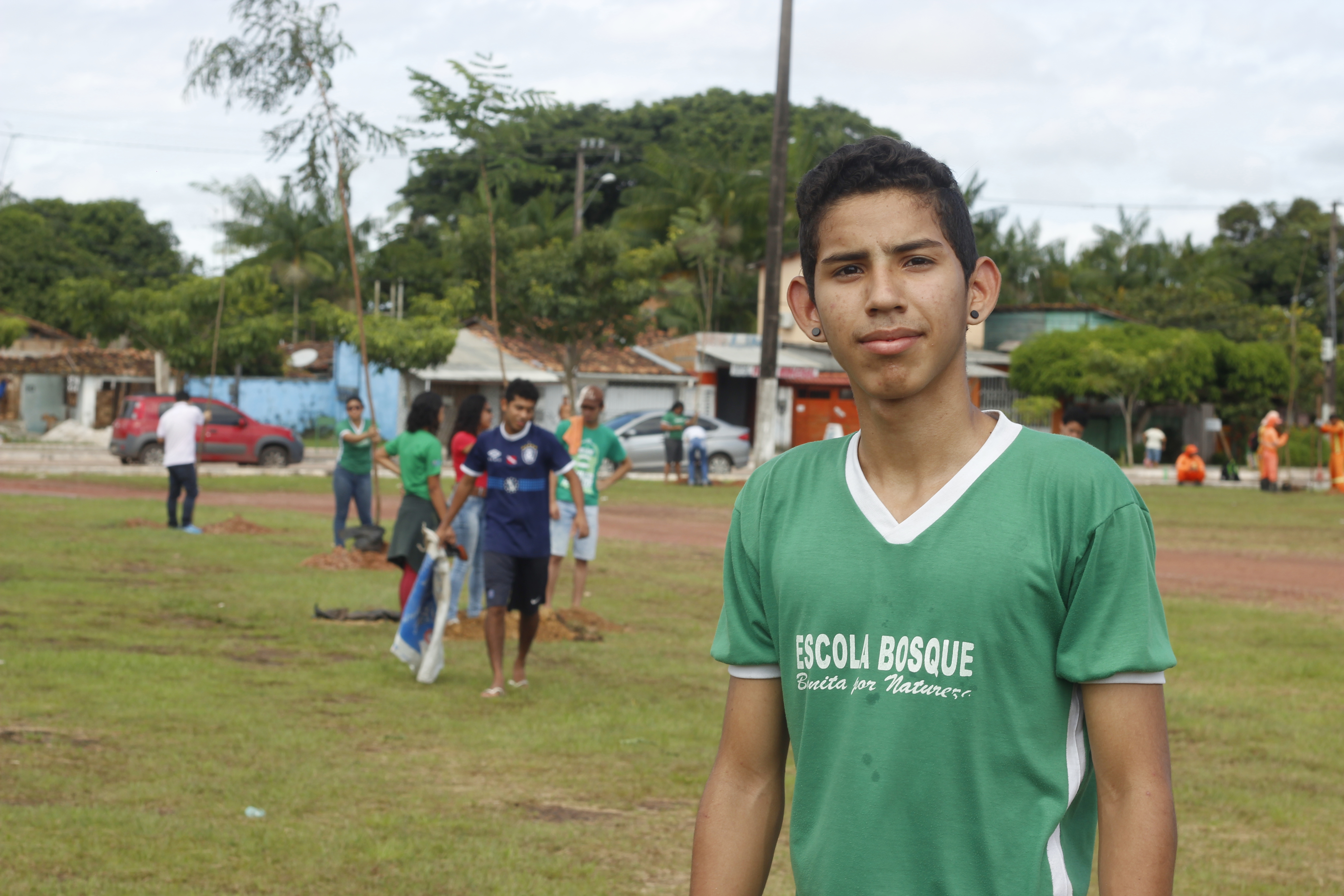 Projeto promove o plantio de novas árvores em praça de Outeiro