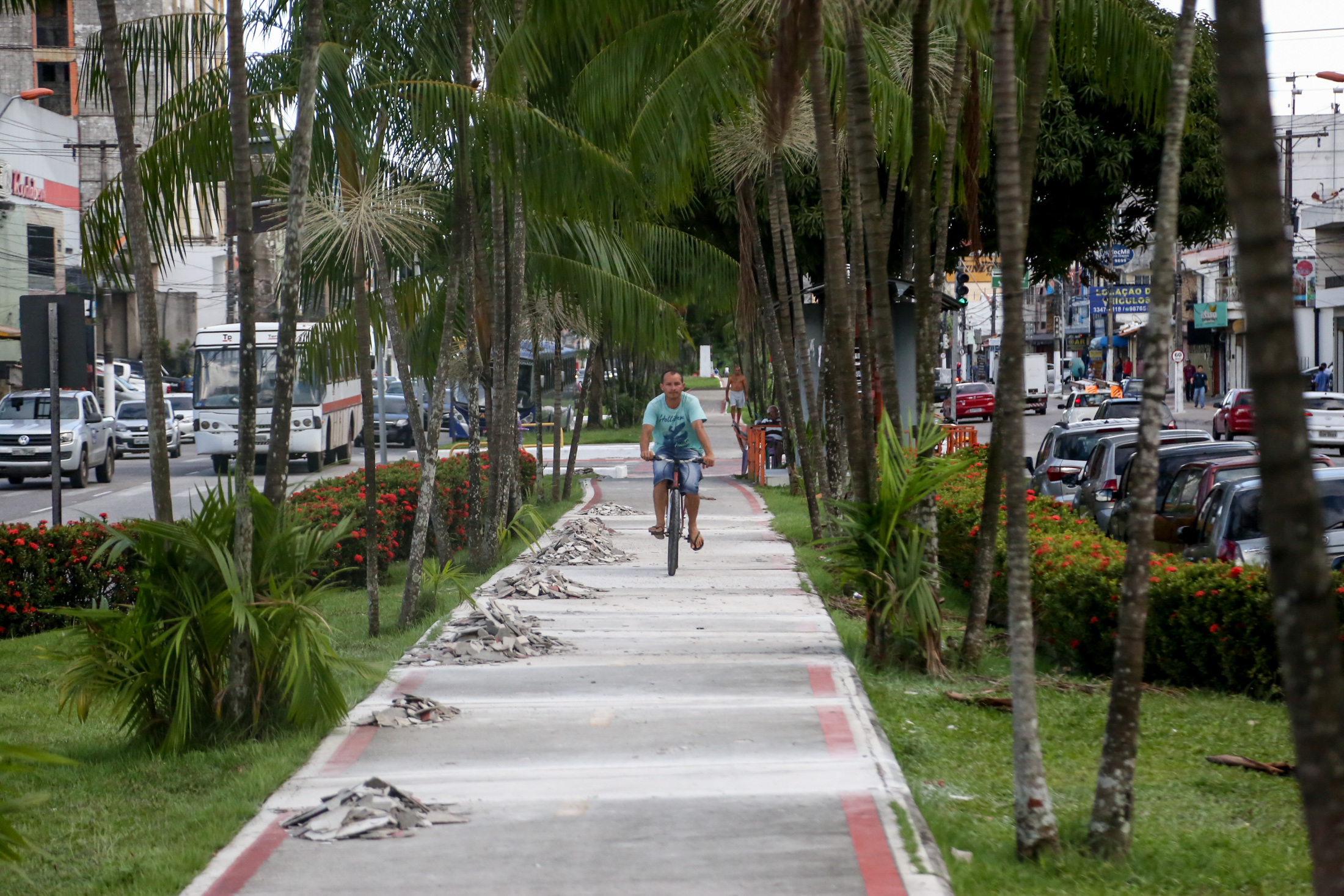 Ciclovia da Duque de Caxias começa a receber manutenção em pontos danificados