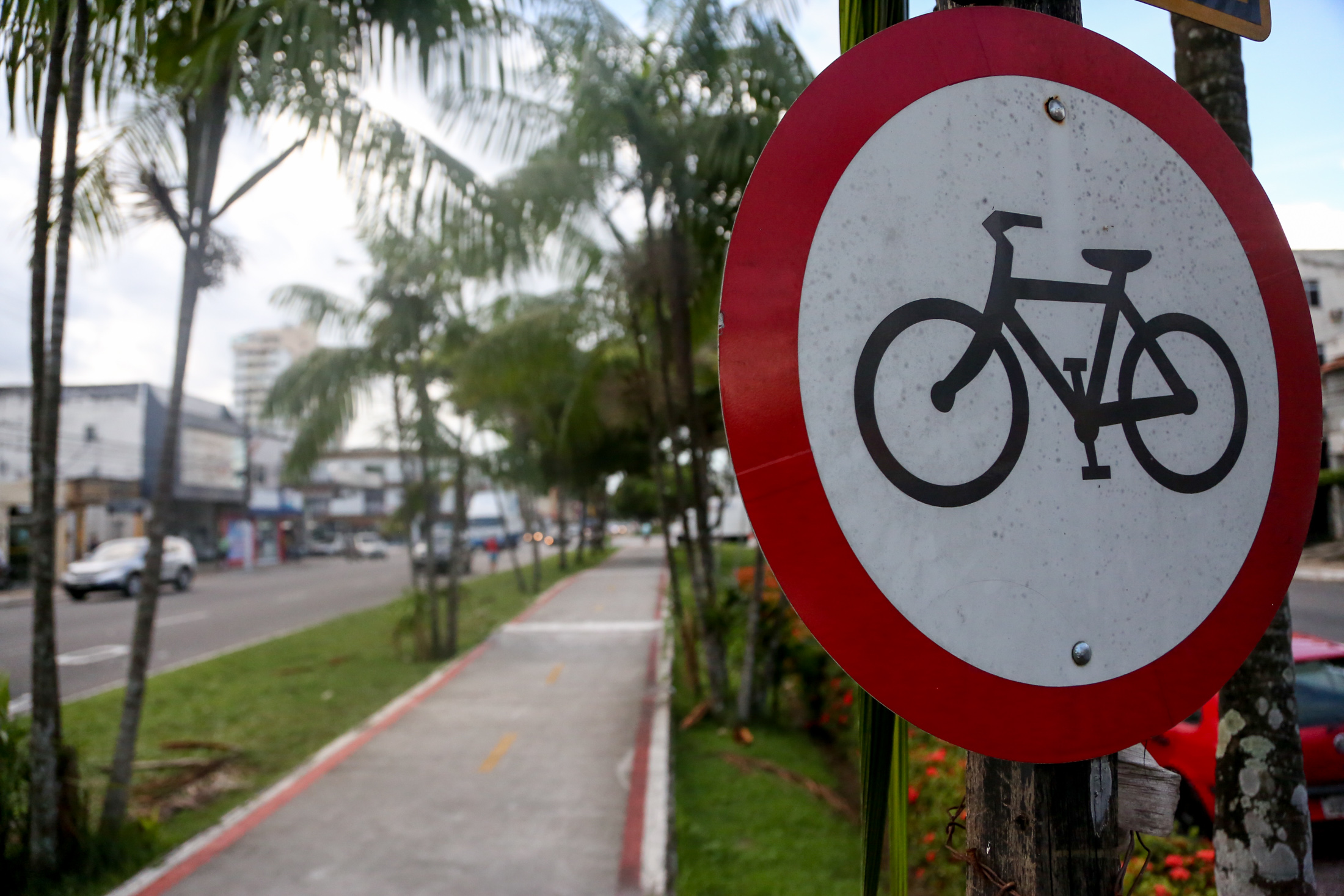 Ciclovia da Duque de Caxias começa a receber manutenção em pontos danificados