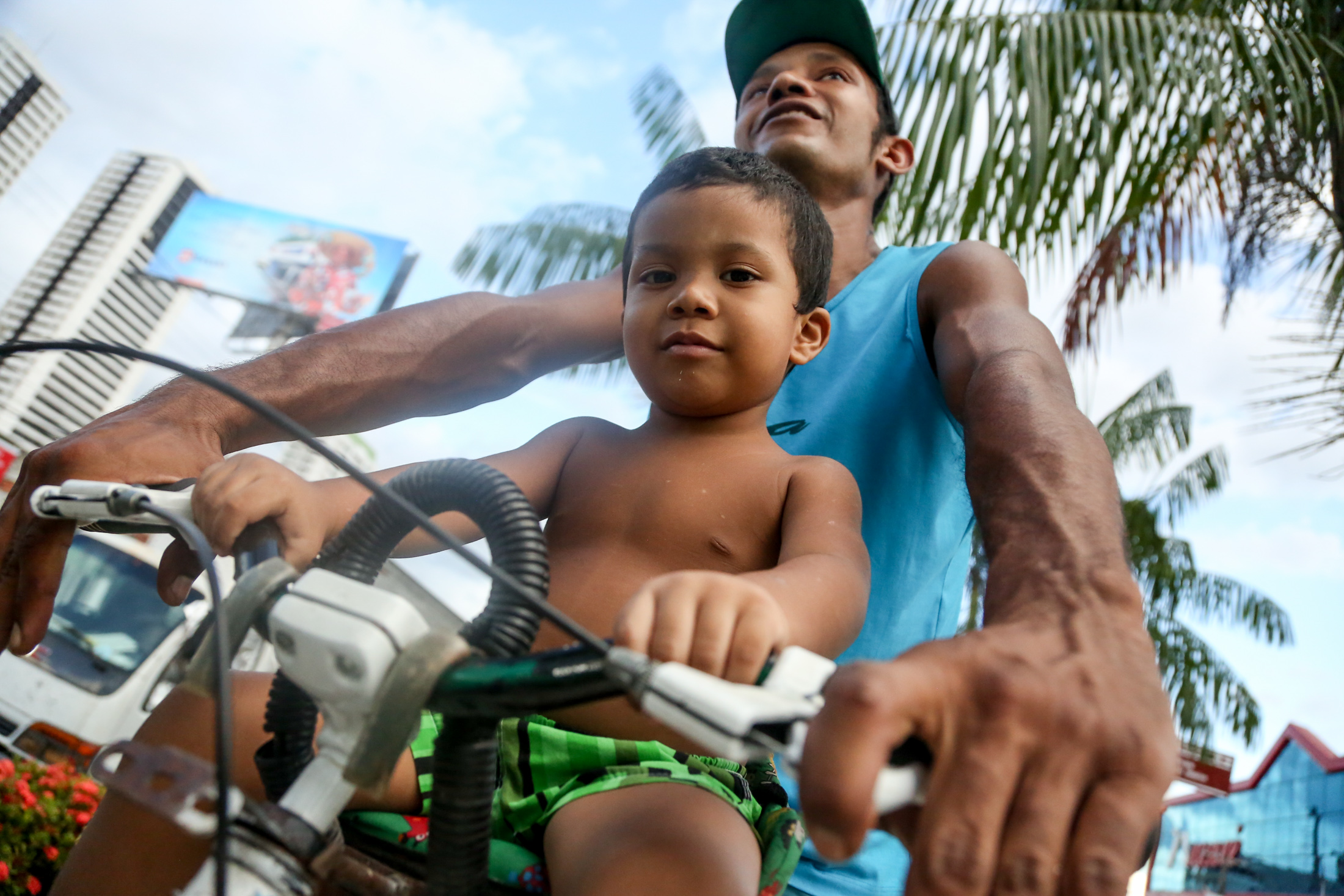 Ciclovia da Duque de Caxias começa a receber manutenção em pontos danificados