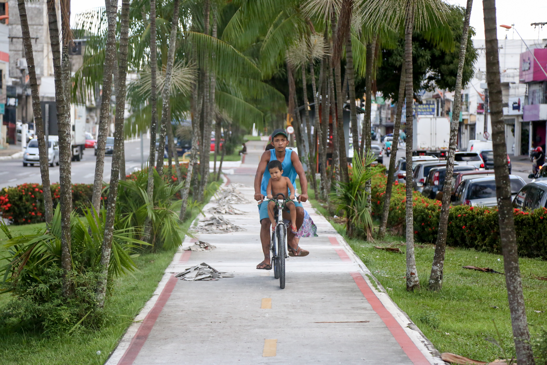 Ciclovia da Duque de Caxias começa a receber manutenção em pontos danificados