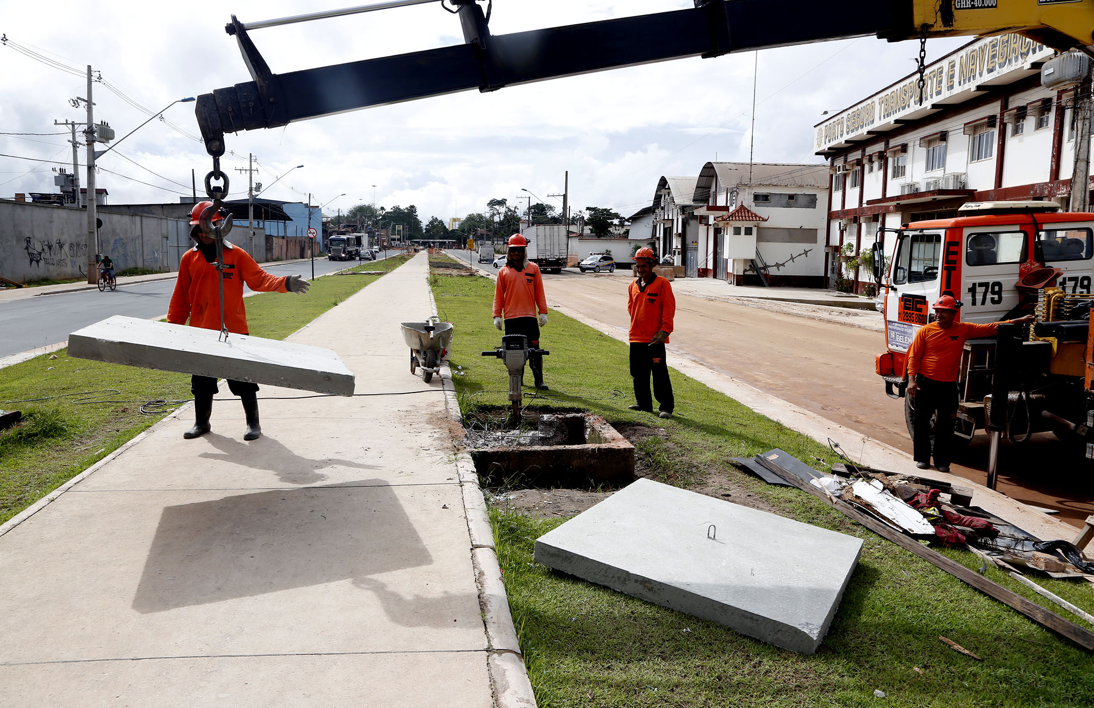 Dono de porto oferece café da manhã aos operários das obras da Bernardo Sayão
