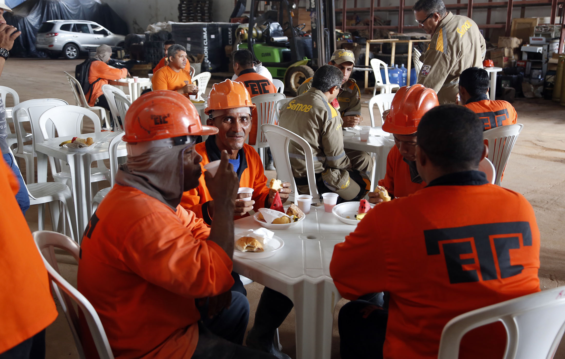 Dono de porto oferece café da manhã aos operários das obras da Bernardo Sayão