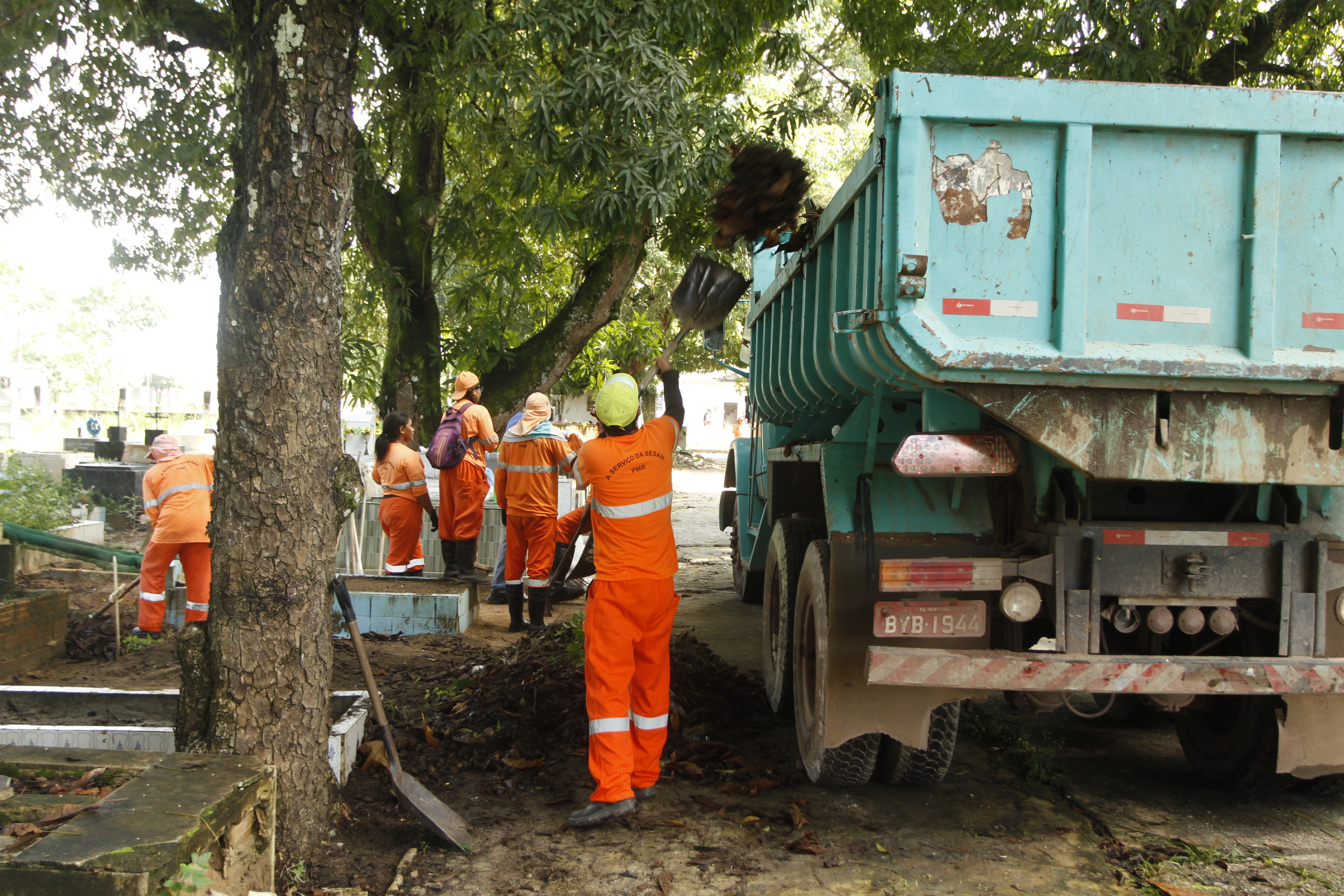 Mutirão reforça limpeza e manutenção dos cemitérios para o Dia das Mães
