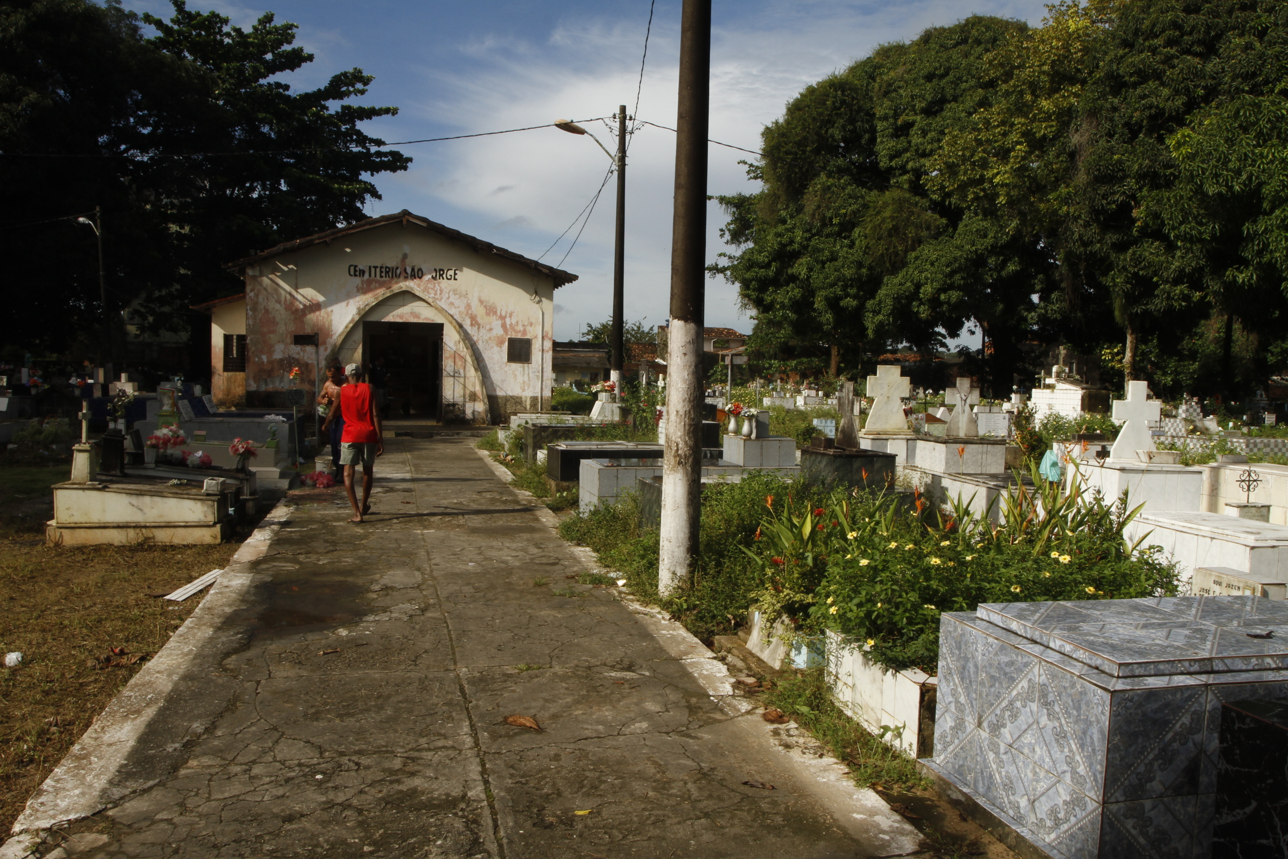 Mutirão reforça limpeza e manutenção dos cemitérios para o Dia das Mães