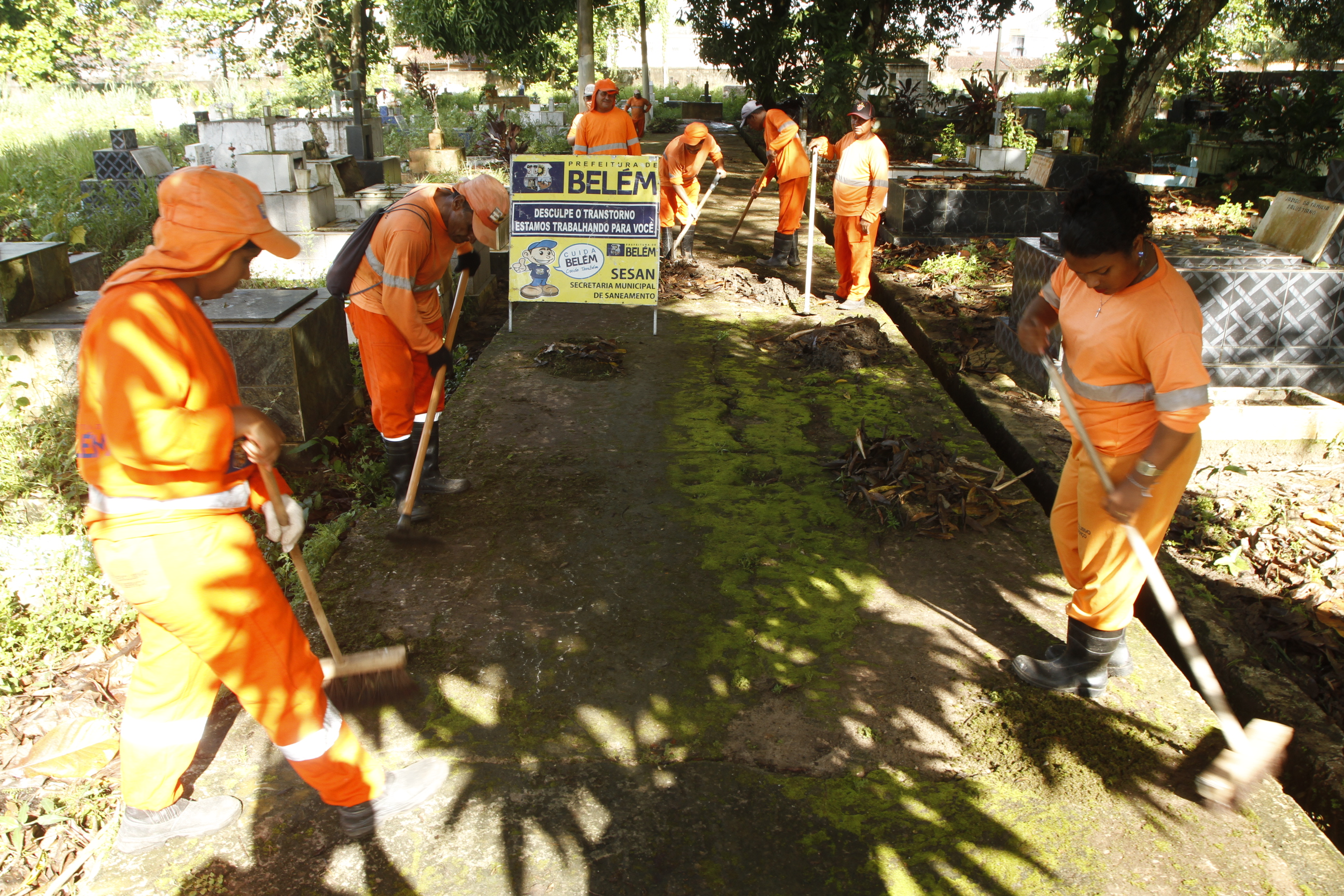 Mutirão reforça limpeza e manutenção dos cemitérios para o Dia das Mães