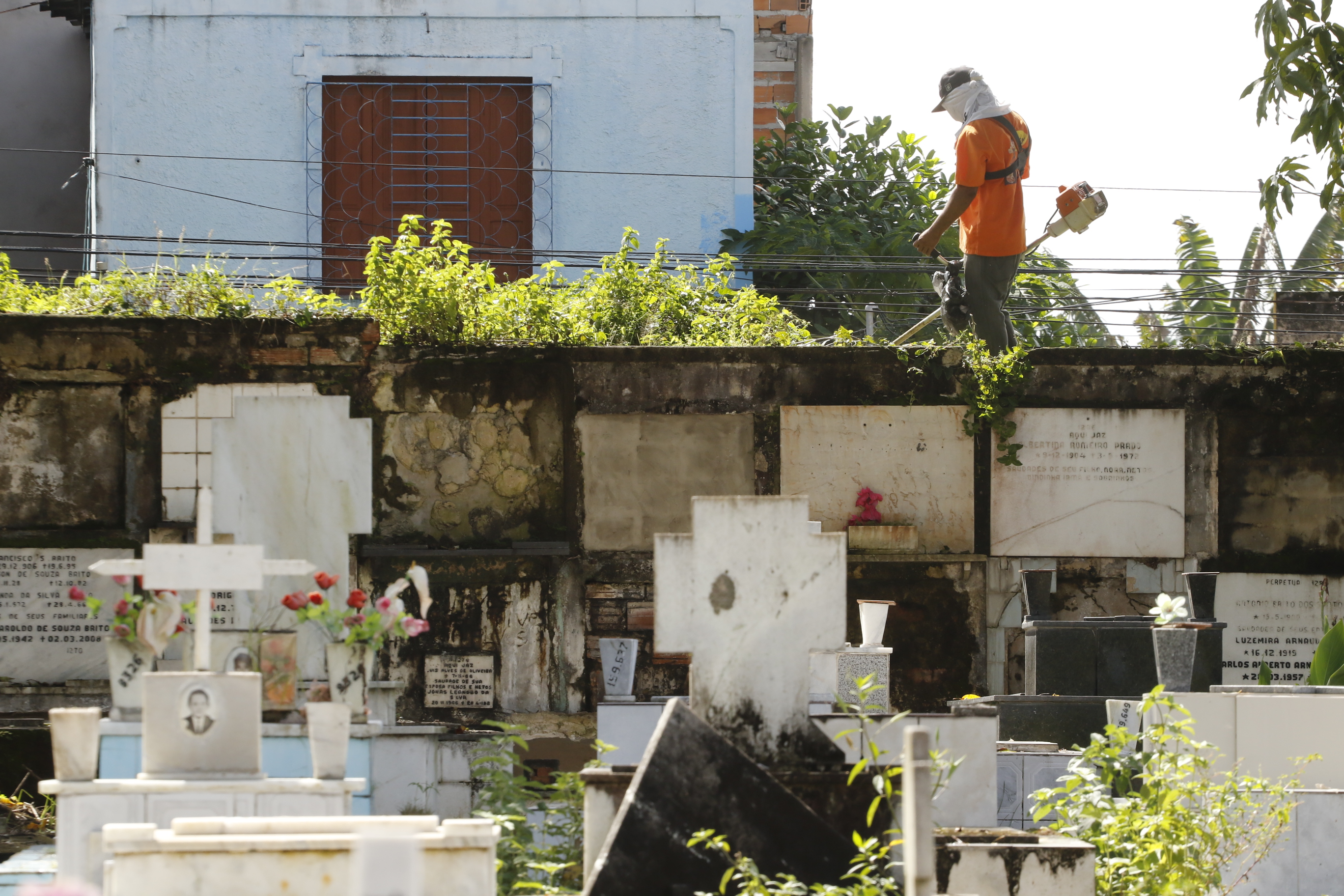 Mutirão reforça limpeza e manutenção dos cemitérios para o Dia das Mães