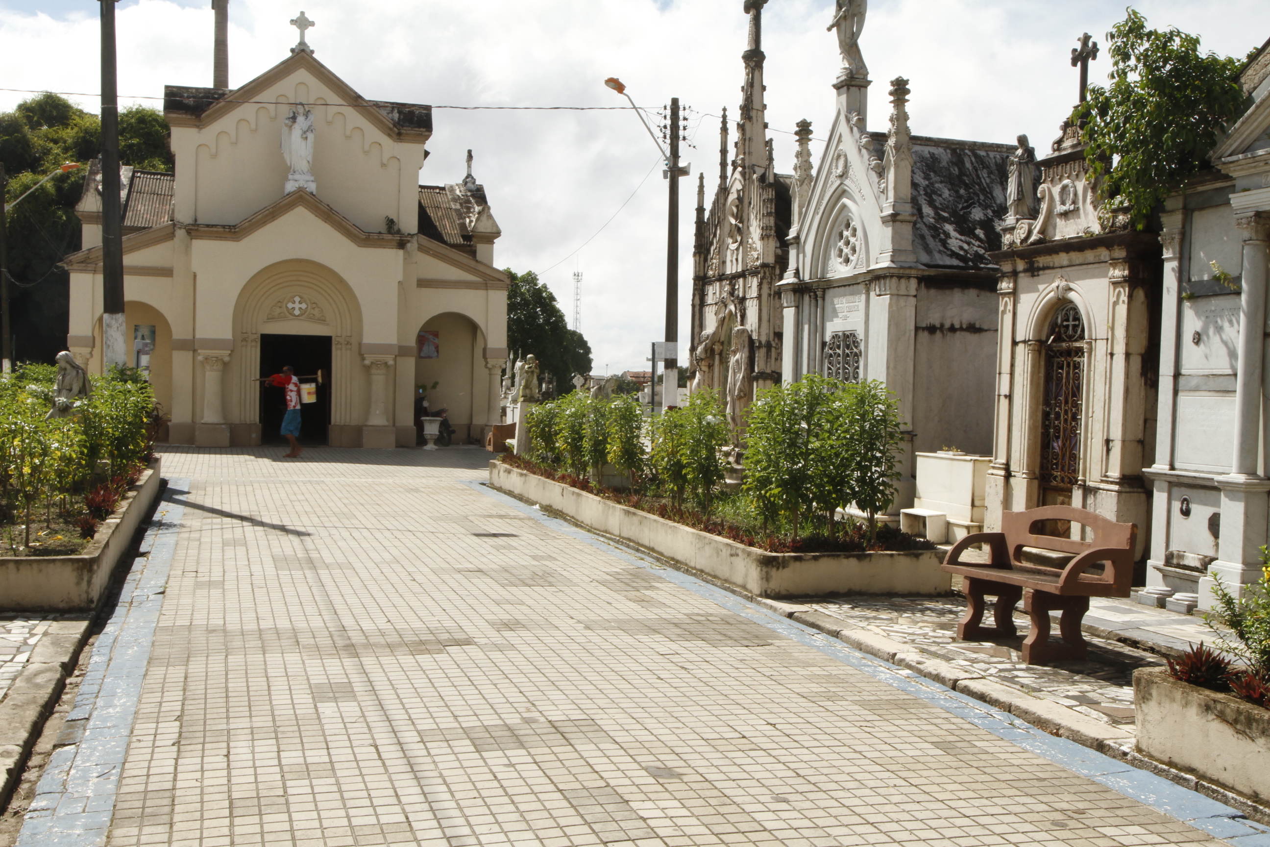 Prefeitura finaliza preparativos nos cemitérios para visitação do Dia das Mães