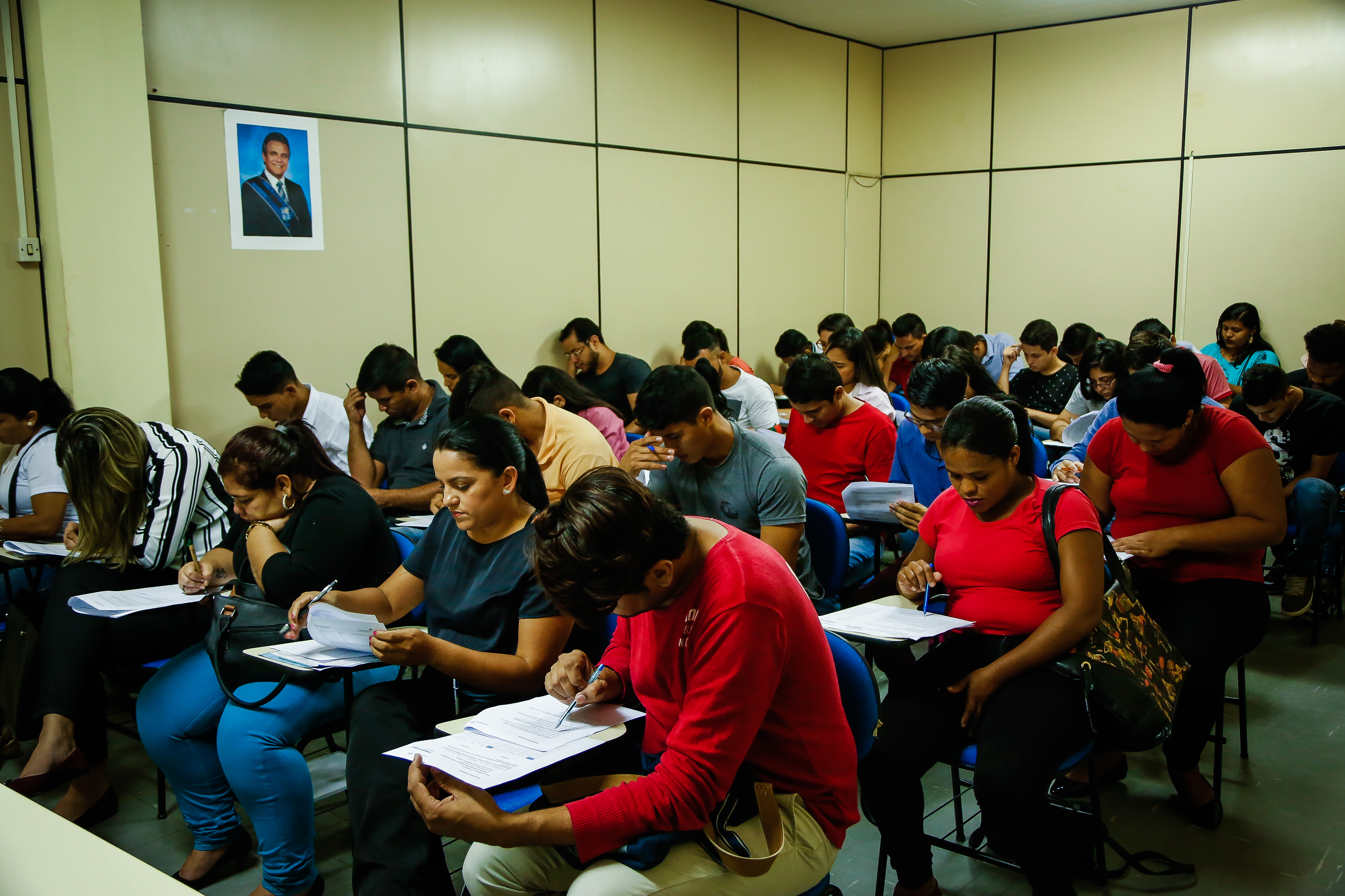 Prefeitura recruta 100 pessoas para vagas de emprego em nova rede de farmácias