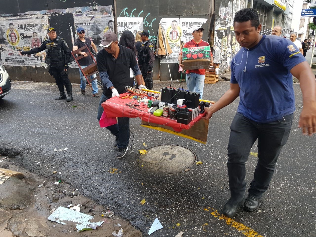 Operação Choque de Ordem desocupa calçadas na avenida Presidente Vargas