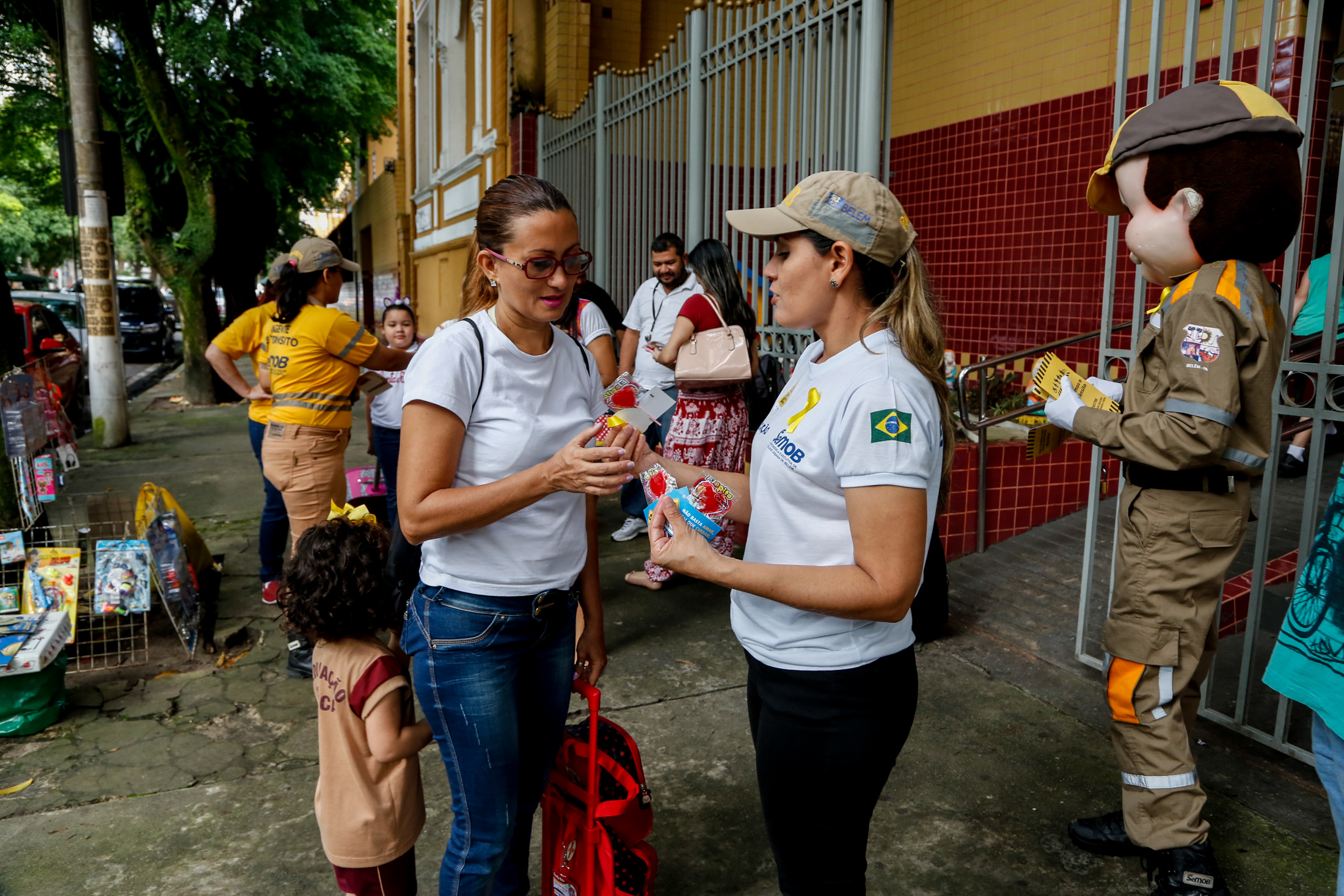 Cuidados com crianças no trânsito são tema de blitz educativa do Dia das Mães