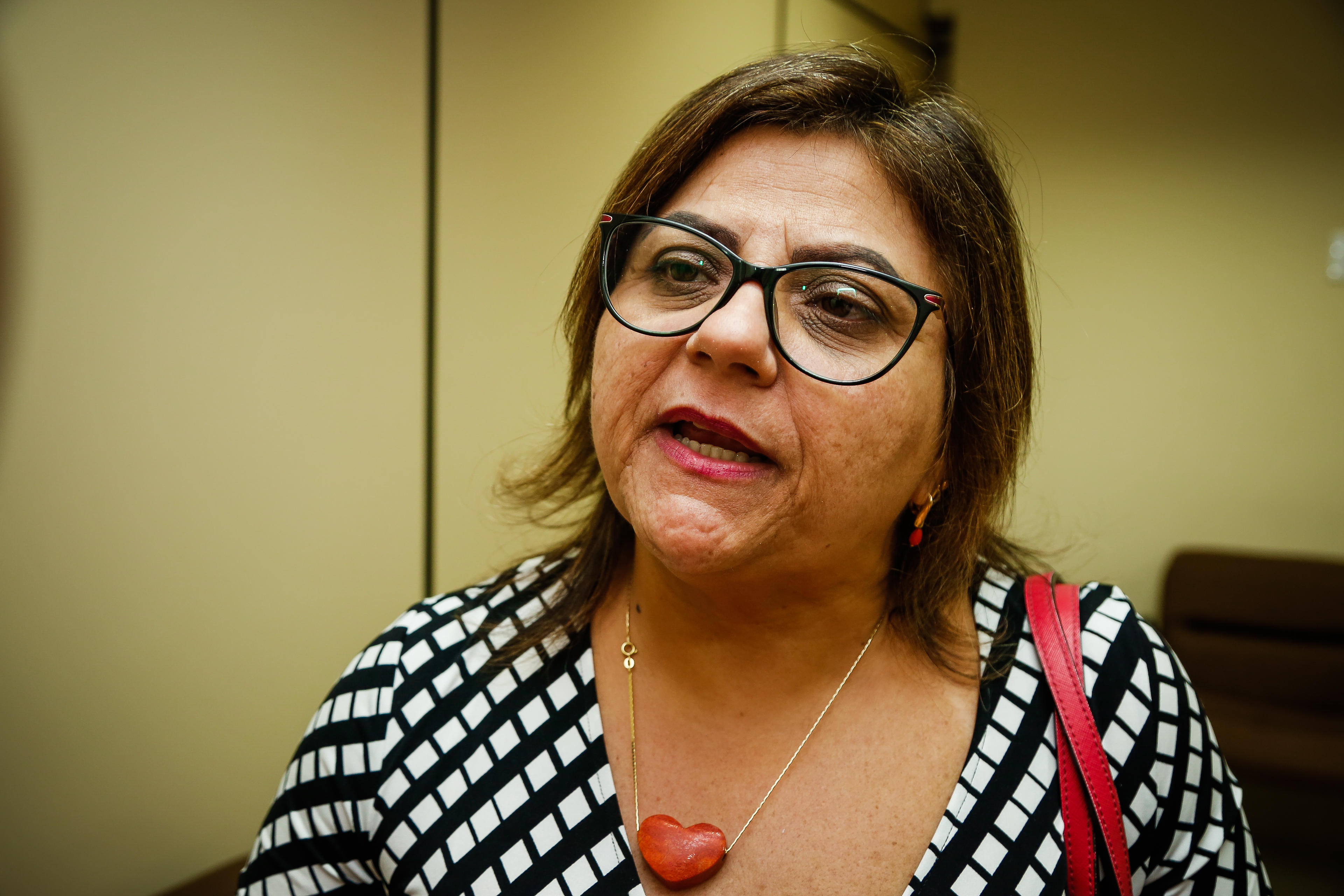 Prefeitura entrega títulos fundiários a escola estadual e delegacia de polícia
