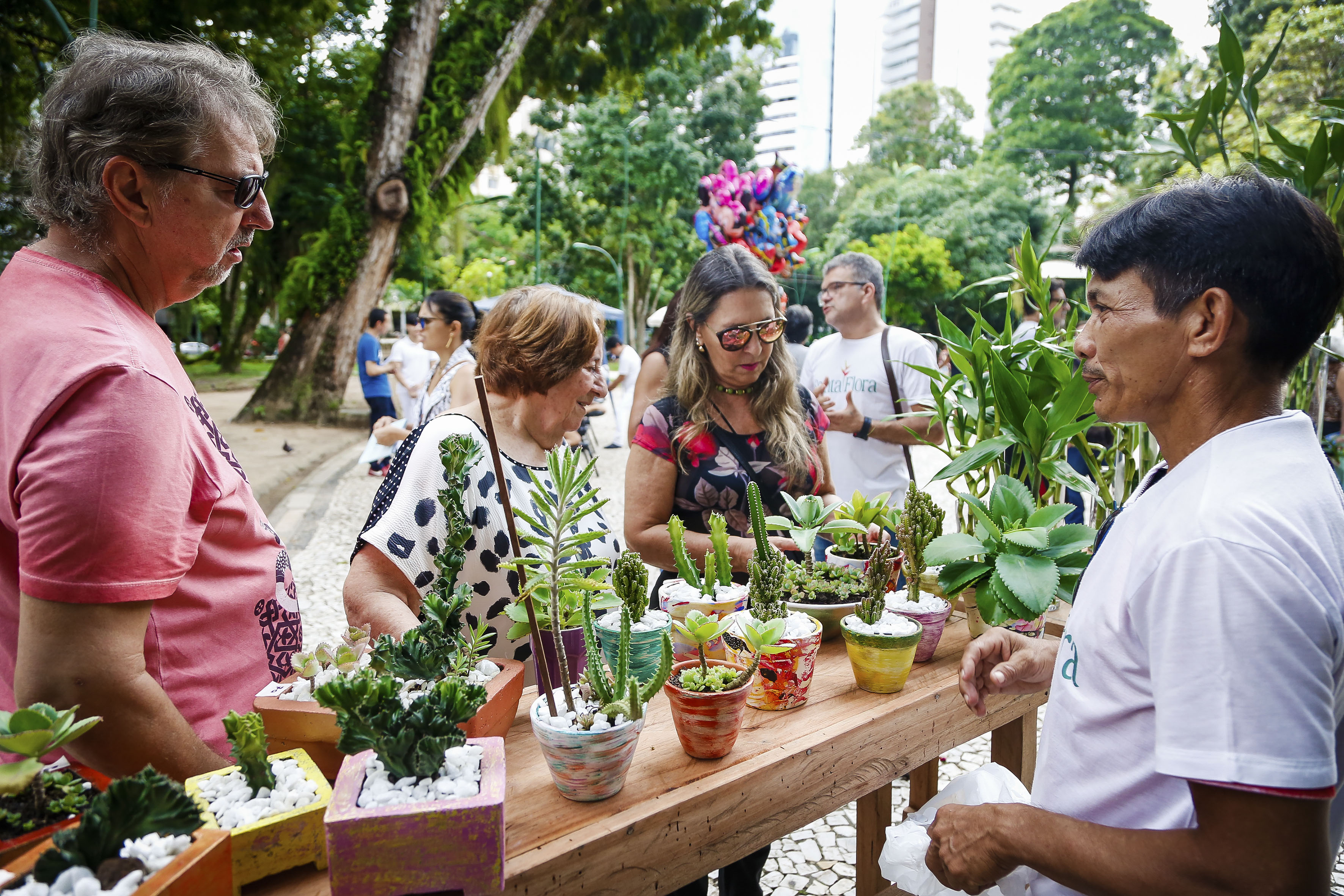 Praça Batista Campos recebe a 7ª Feira de Flores e Chocolates