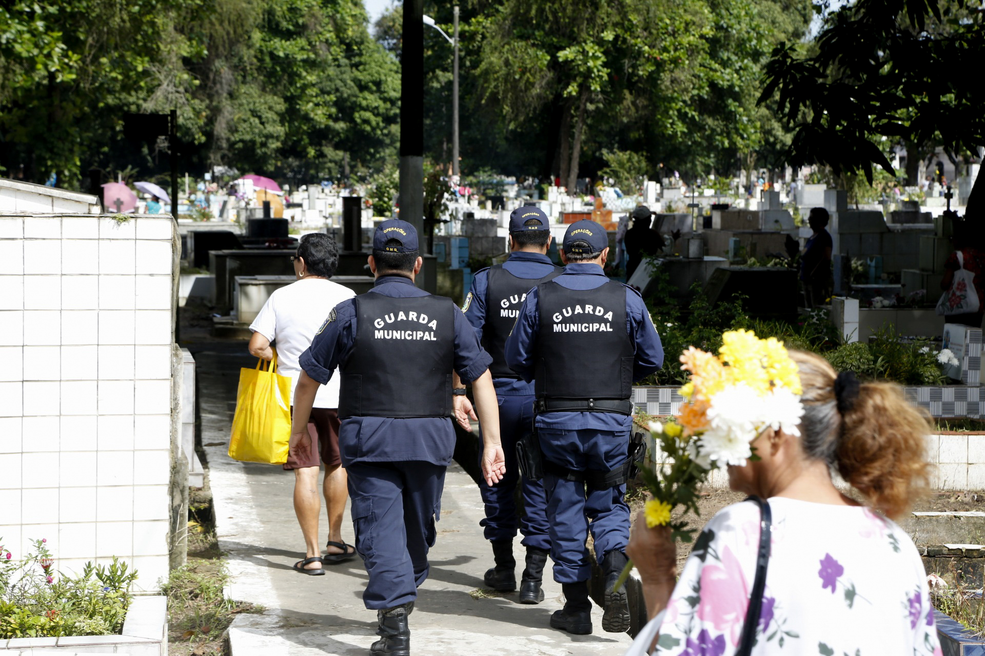 Filhos prestam homenagens às mães que partiram nos cemitérios de Belém