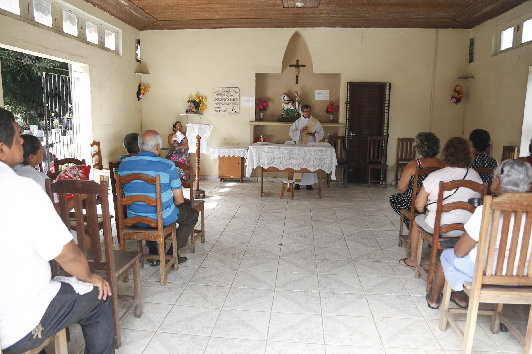 Filhos prestam homenagens às mães que partiram nos cemitérios de Belém