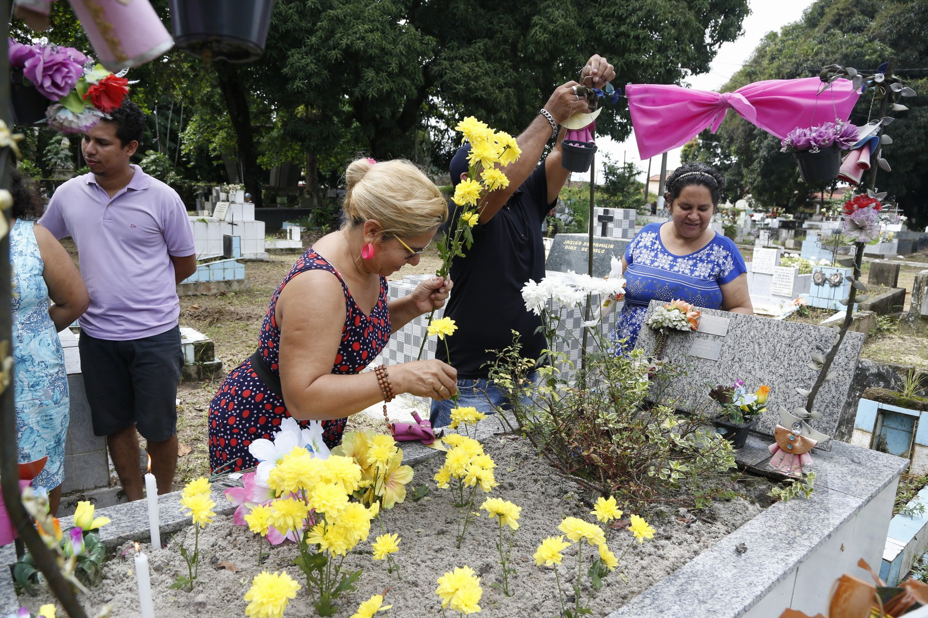 Filhos prestam homenagens às mães que partiram nos cemitérios de Belém