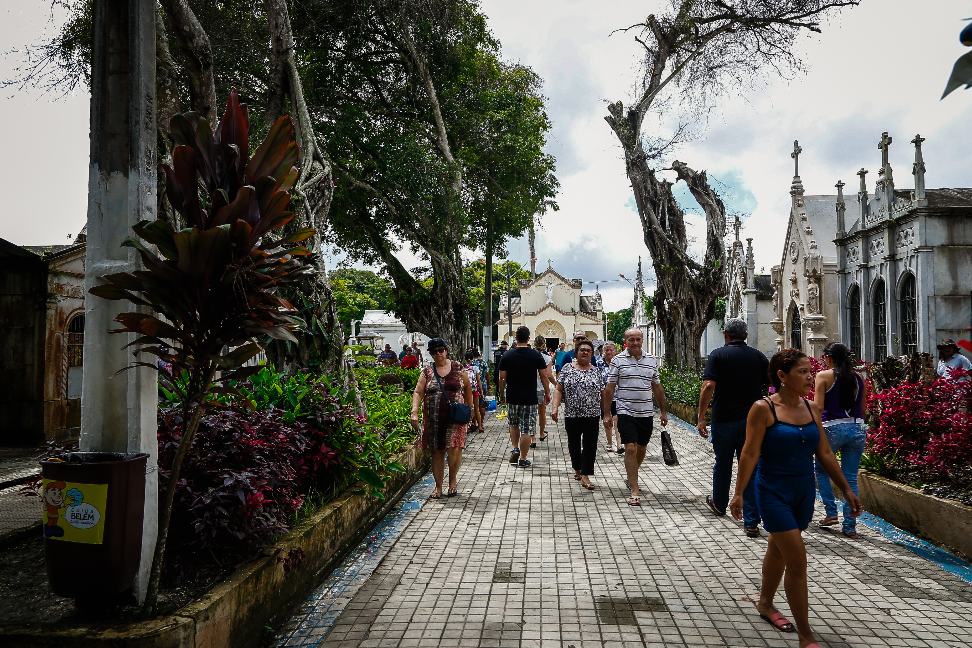 Filhos prestam homenagens às mães que partiram nos cemitérios de Belém