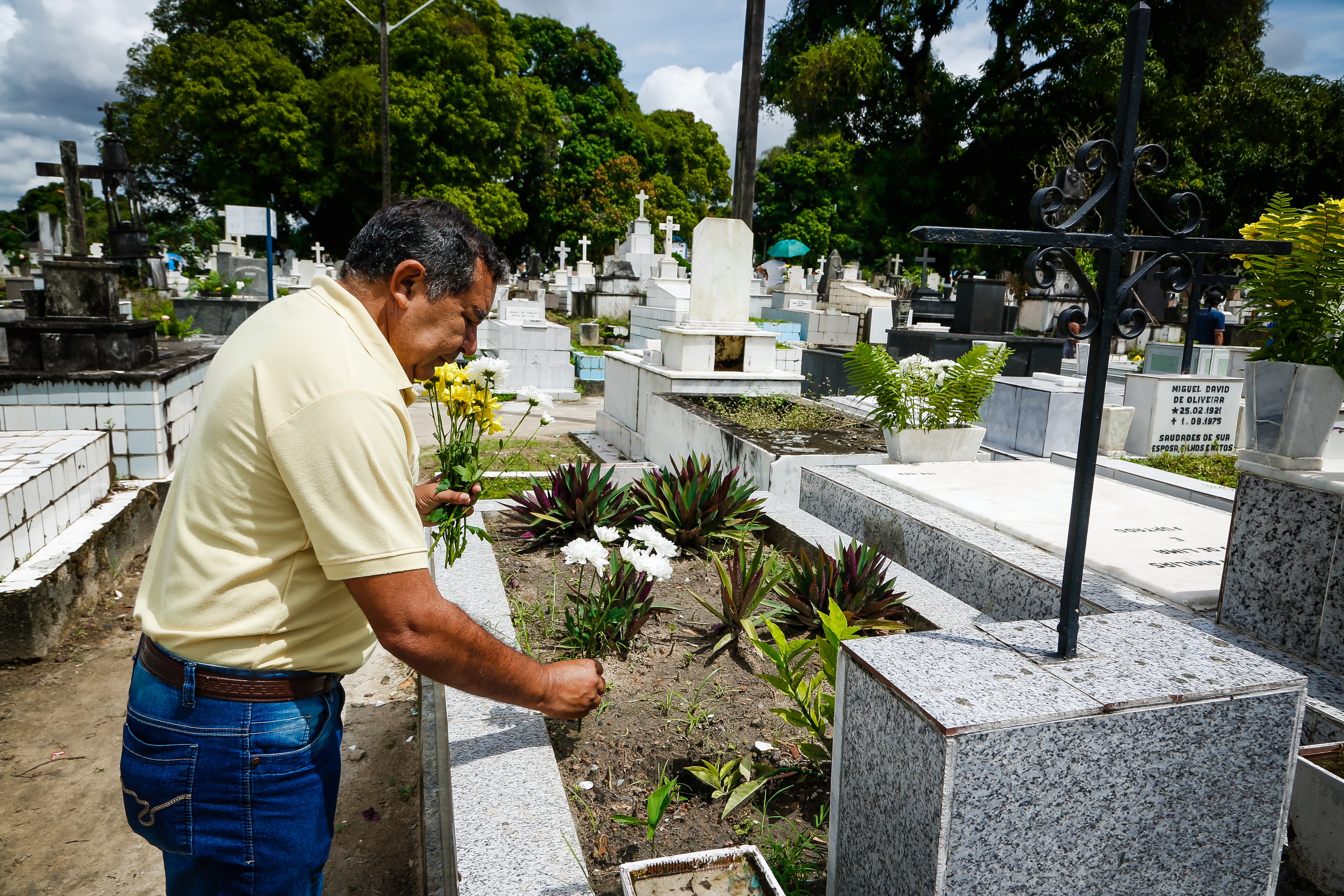 Filhos prestam homenagens às mães que partiram nos cemitérios de Belém