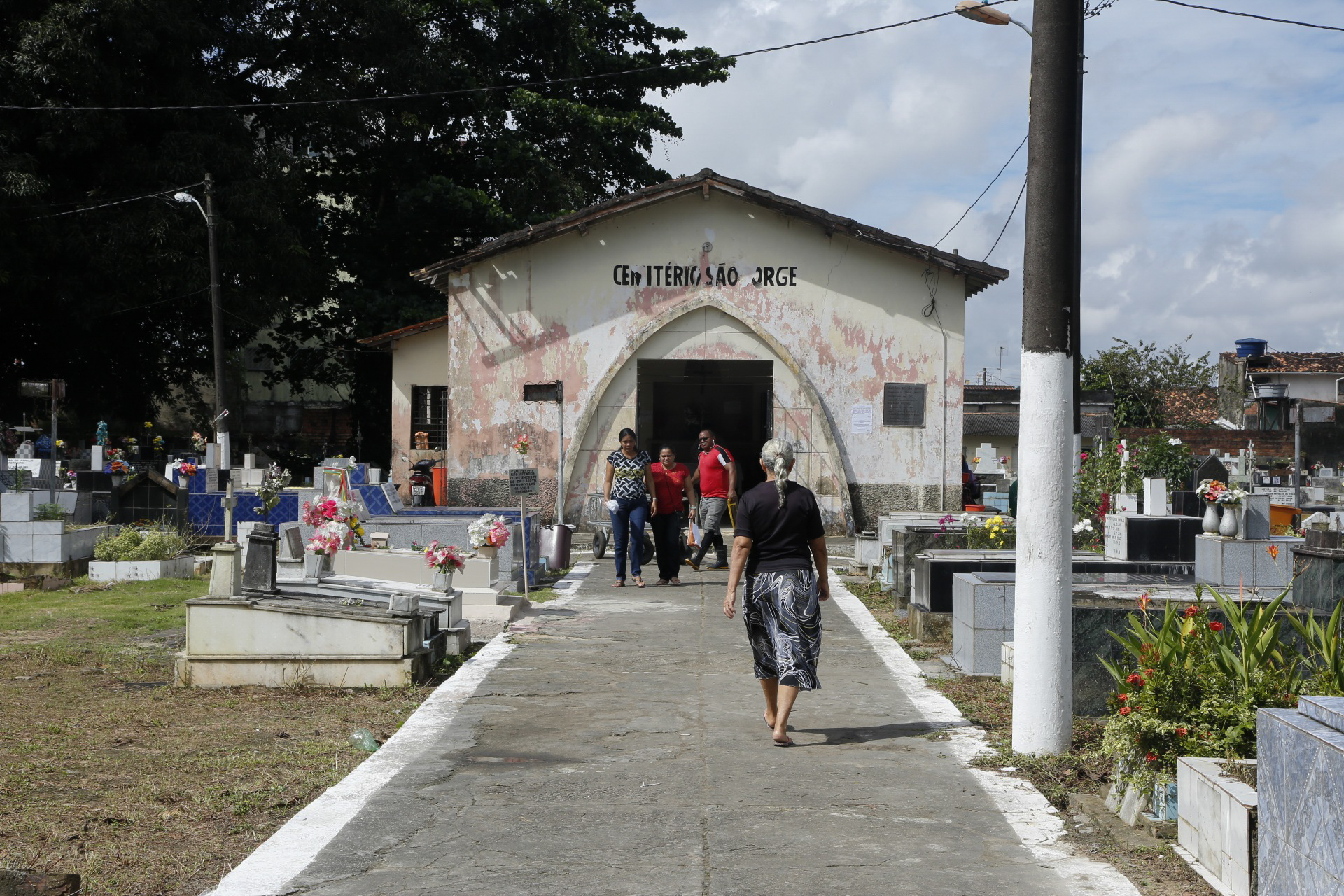 Filhos prestam homenagens às mães que partiram nos cemitérios de Belém