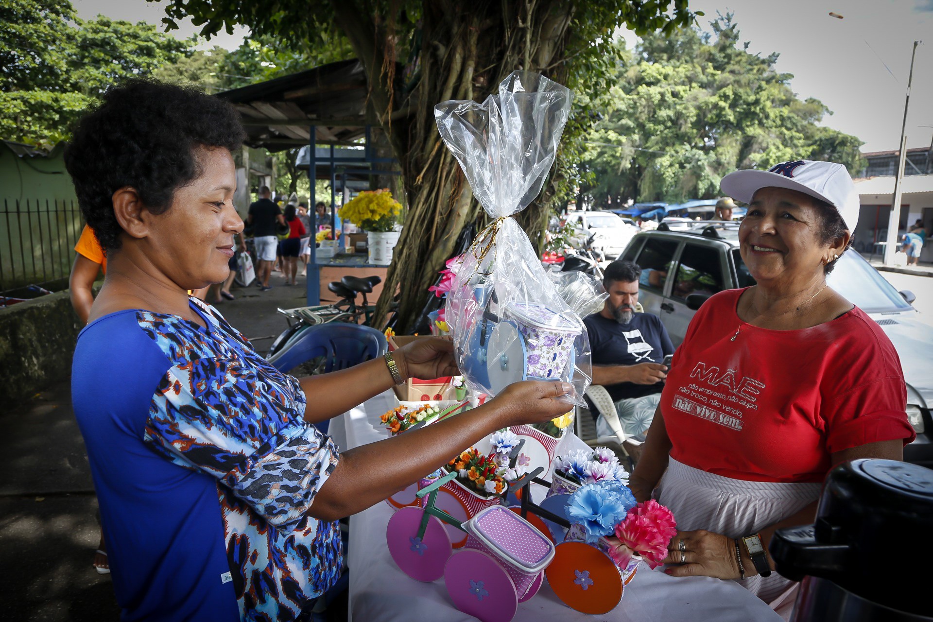 Filhos prestam homenagens às mães que partiram nos cemitérios de Belém
