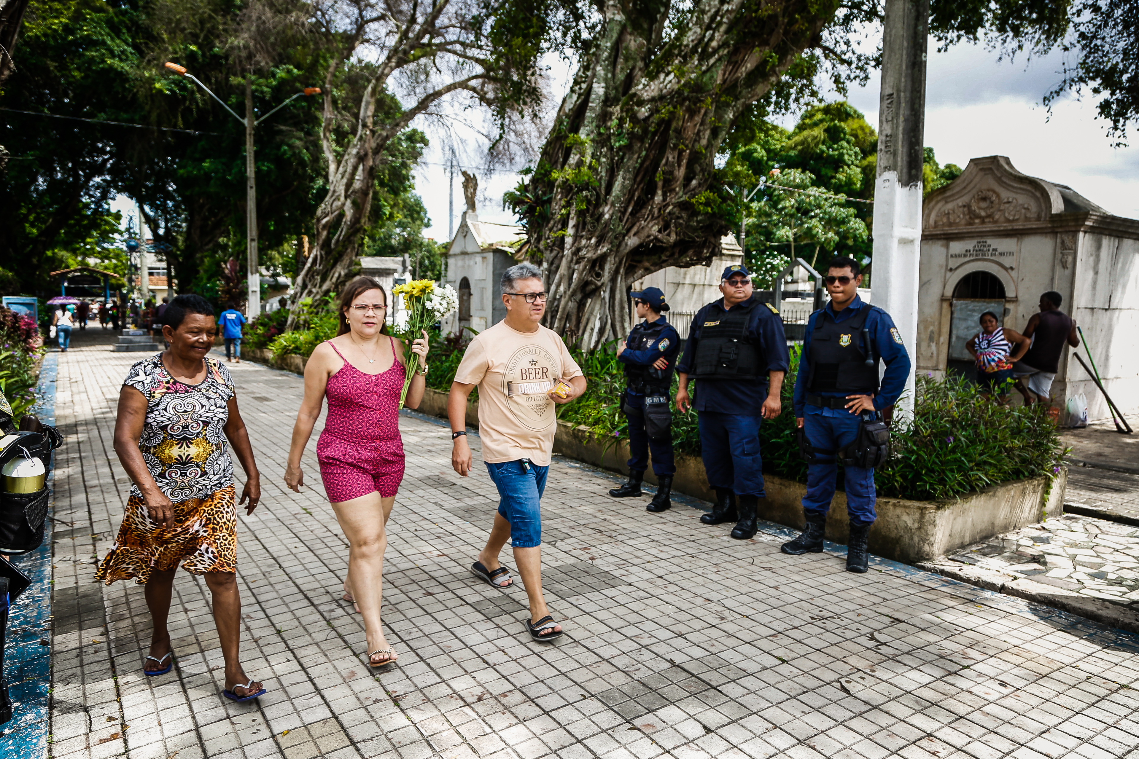 Filhos prestam homenagens às mães que partiram nos cemitérios de Belém