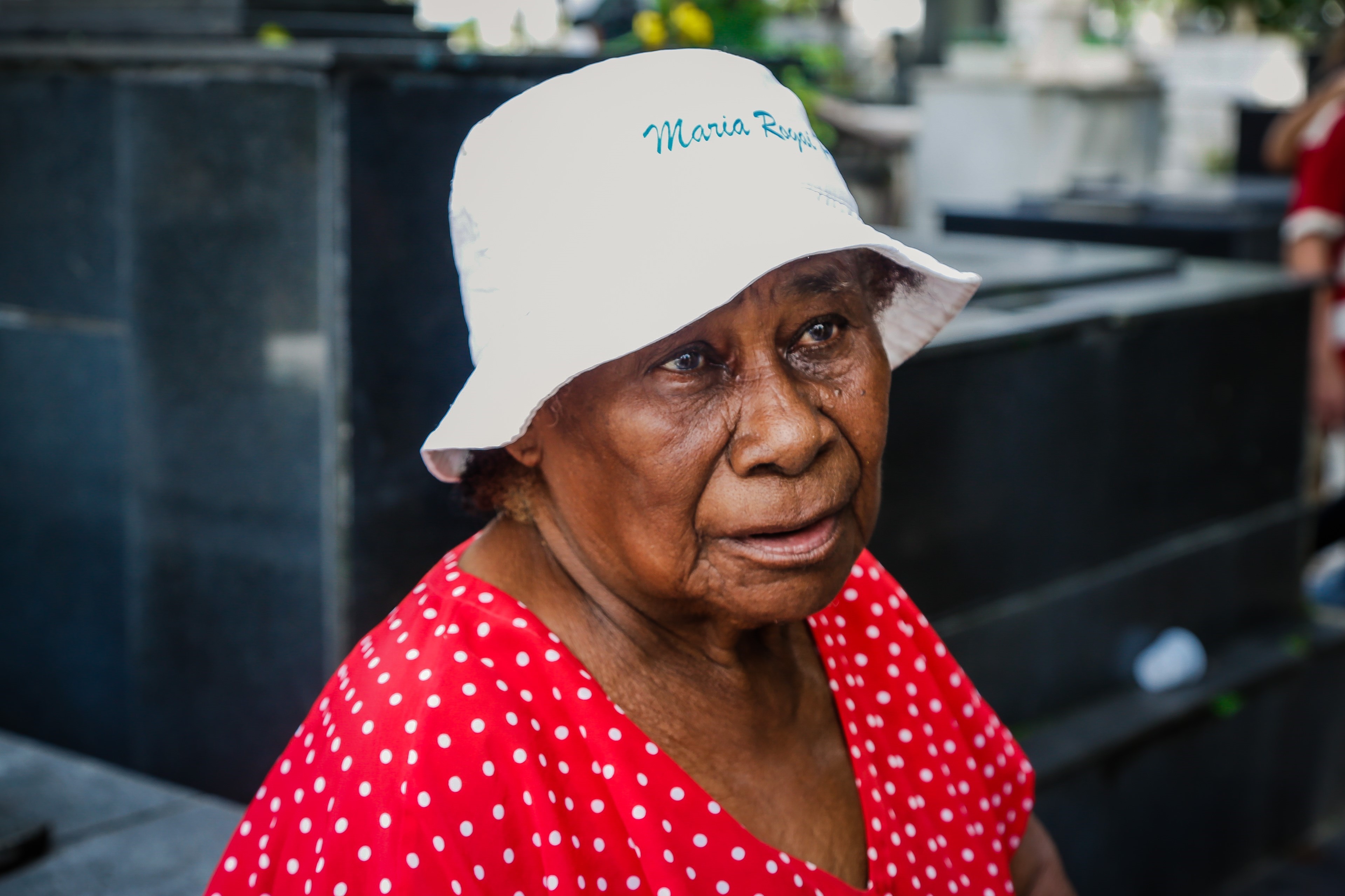 Filhos prestam homenagens às mães que partiram nos cemitérios de Belém