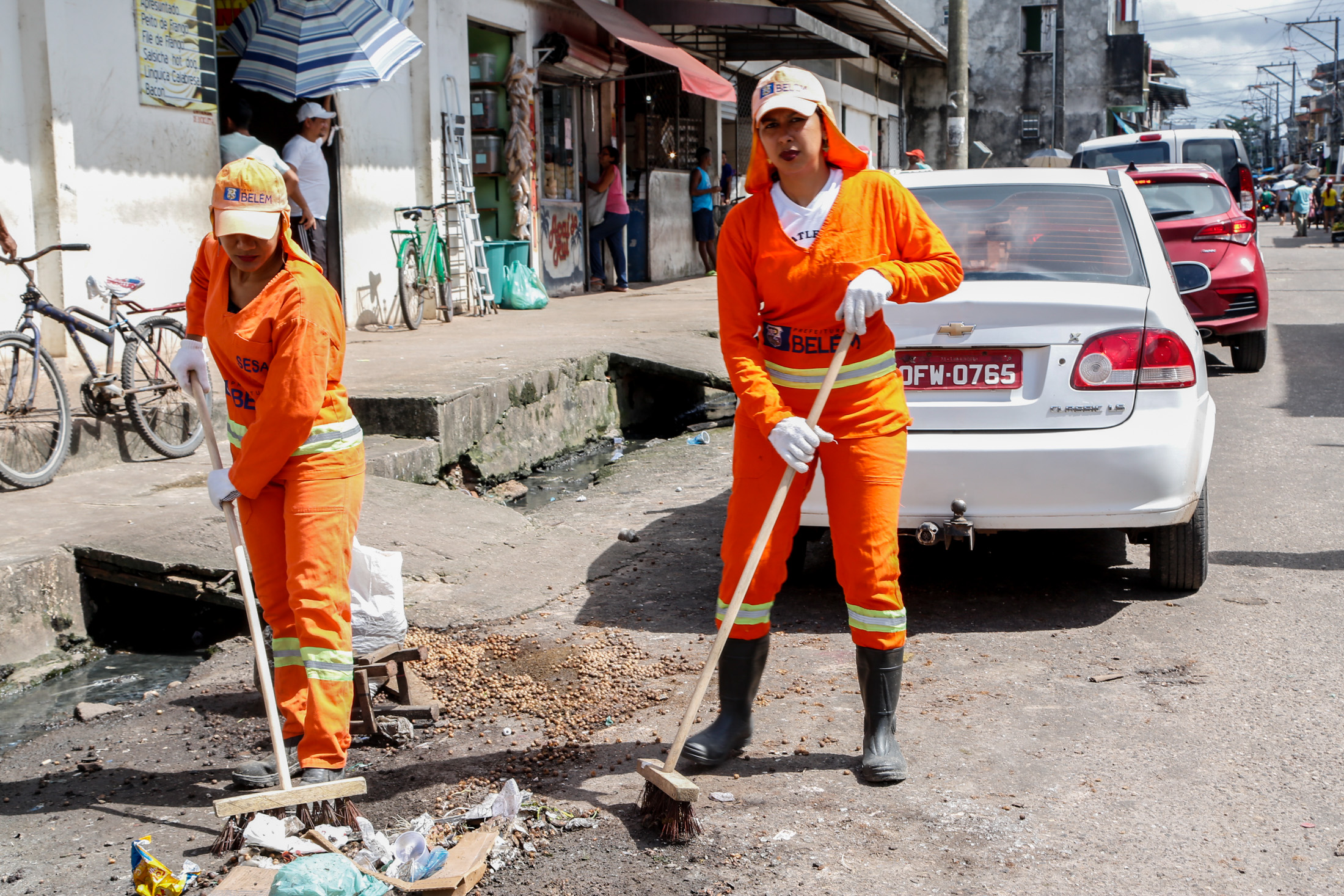 Dia do Gari: Conheça histórias de quem deixa a cidade mais limpa