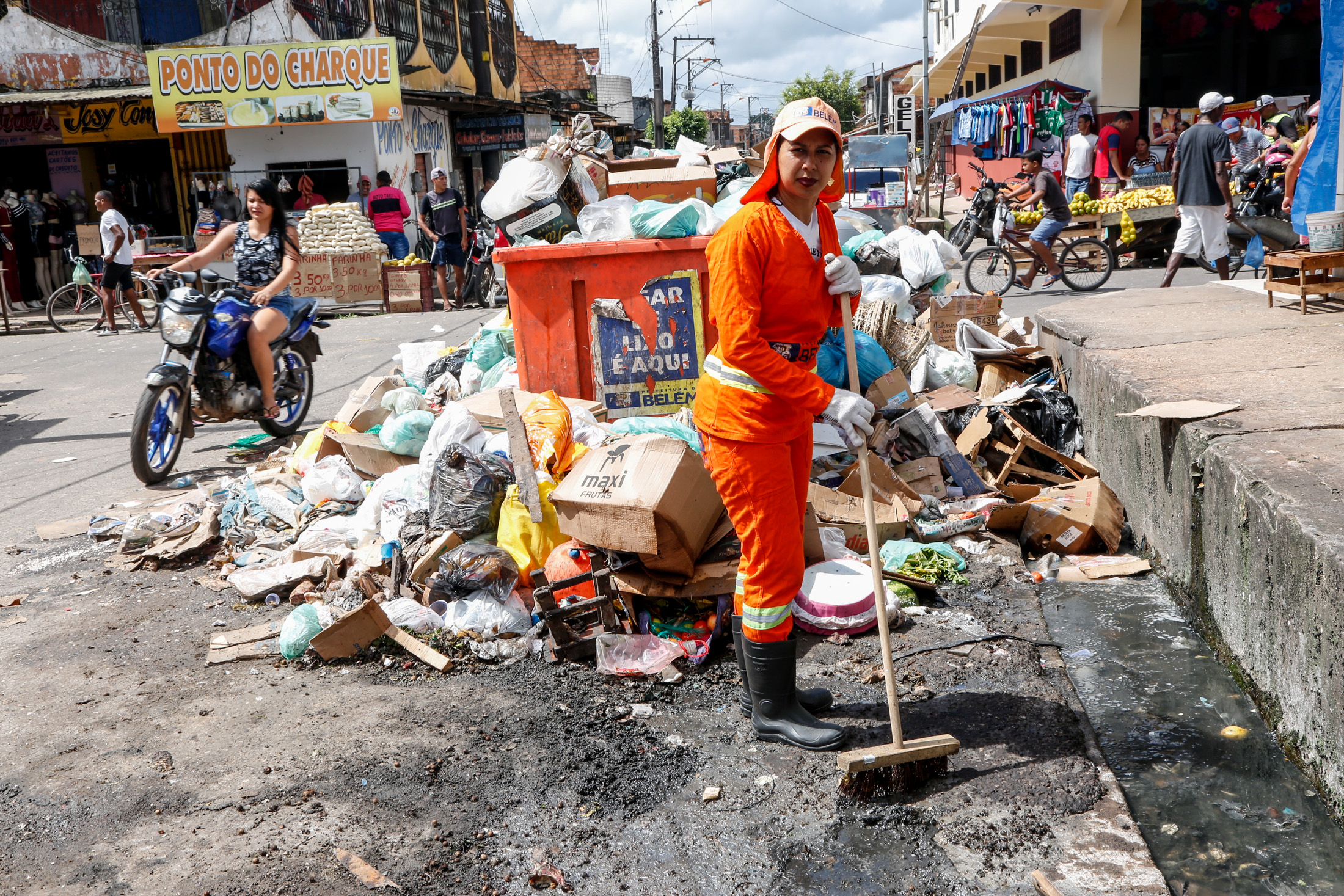 Dia do Gari: Conheça histórias de quem deixa a cidade mais limpa