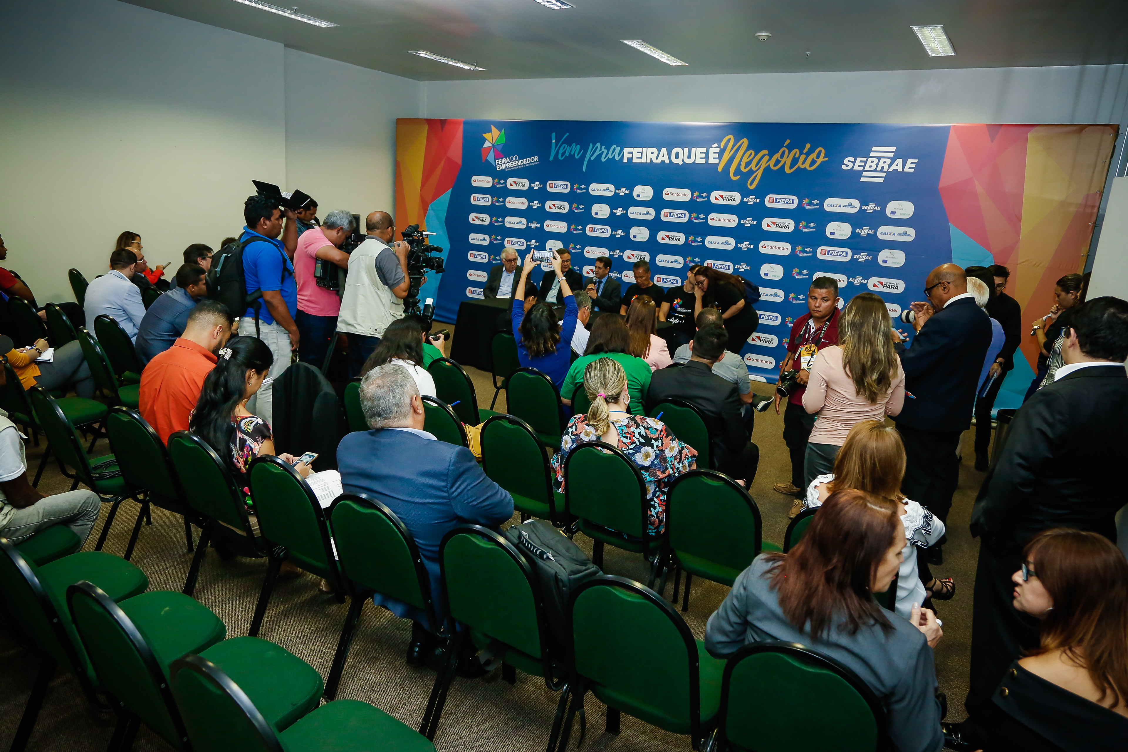 Prefeito assina decretos que impulsionam o mercado empreendedor de Belém