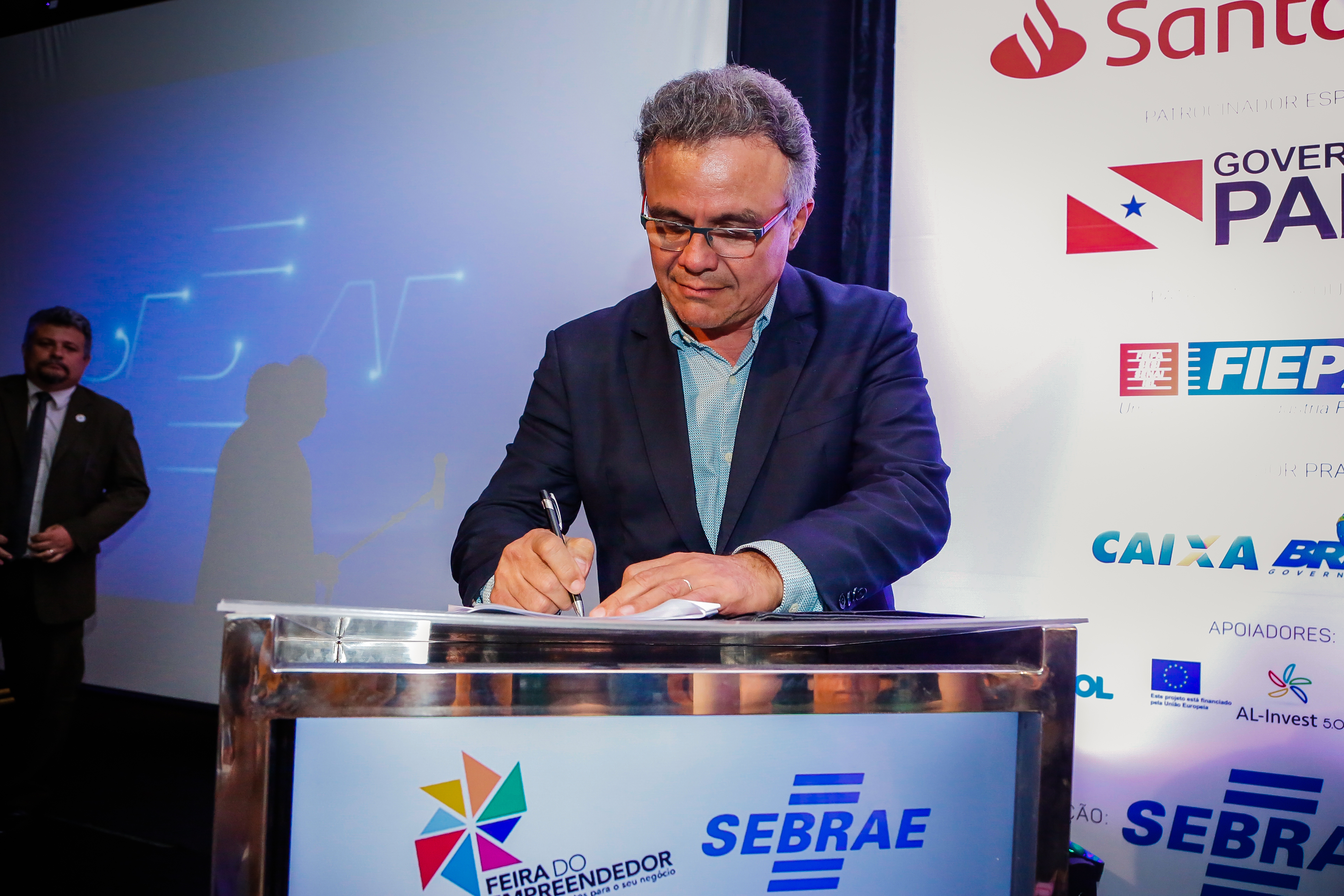 Prefeito assina decretos que impulsionam o mercado empreendedor de Belém