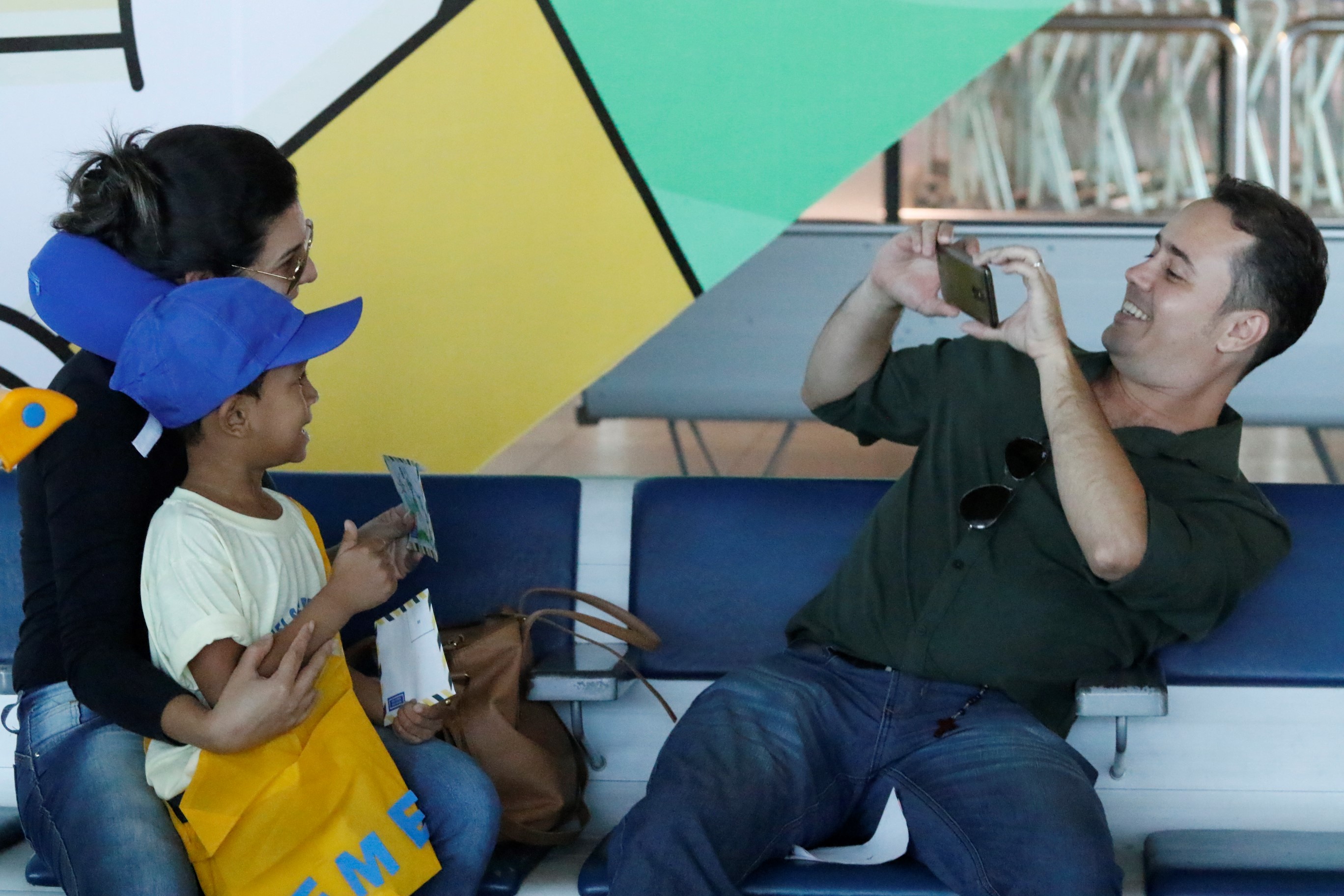 Alunos da educação infantil distribuem “Cartas Para Paz” no Aeroporto de Belém