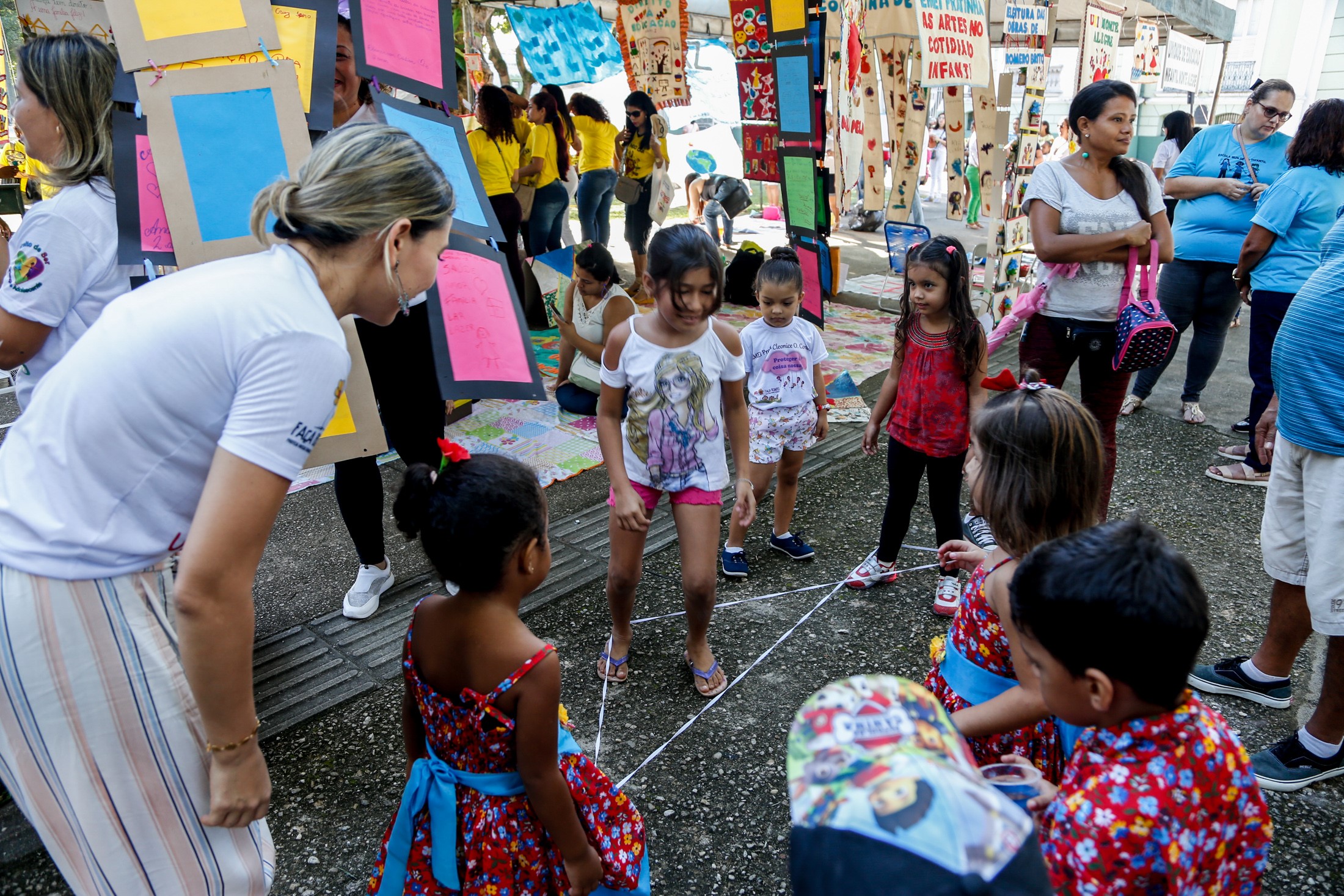 Estudantes ocupam praça no dia do enfrentamento à violência sexual infantojuvenil