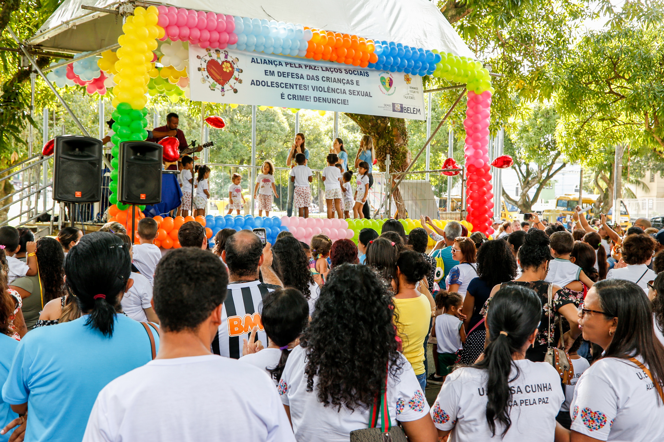 Estudantes ocupam praça no dia do enfrentamento à violência sexual infantojuvenil