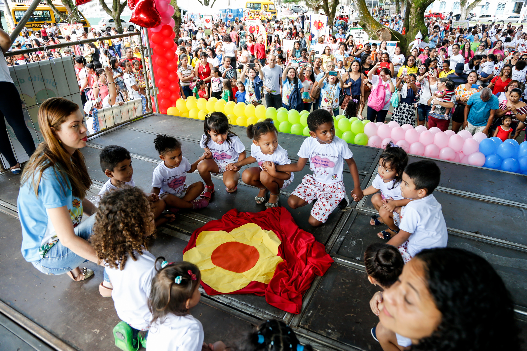 Estudantes ocupam praça no dia do enfrentamento à violência sexual infantojuvenil