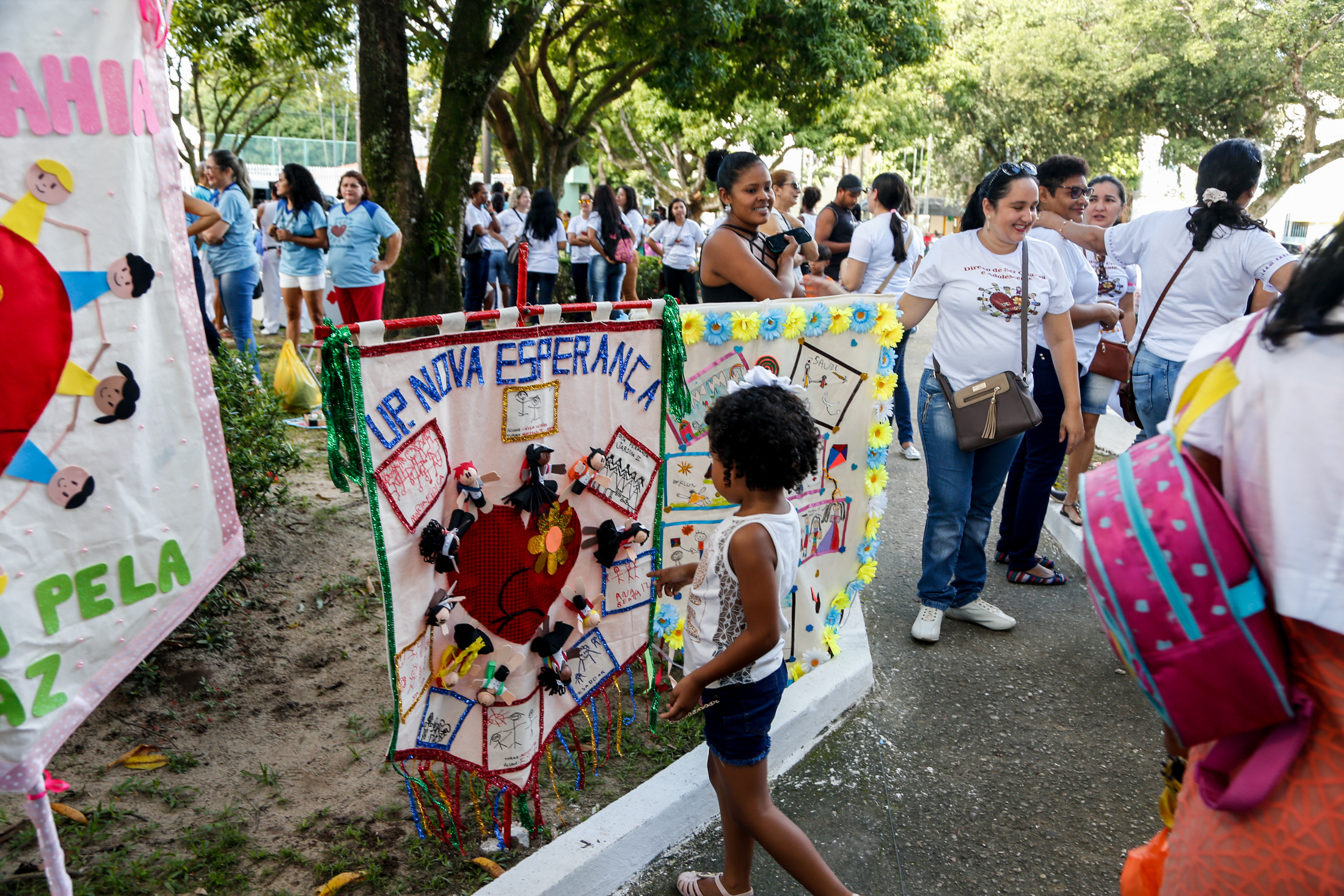 Estudantes ocupam praça no dia do enfrentamento à violência sexual infantojuvenil
