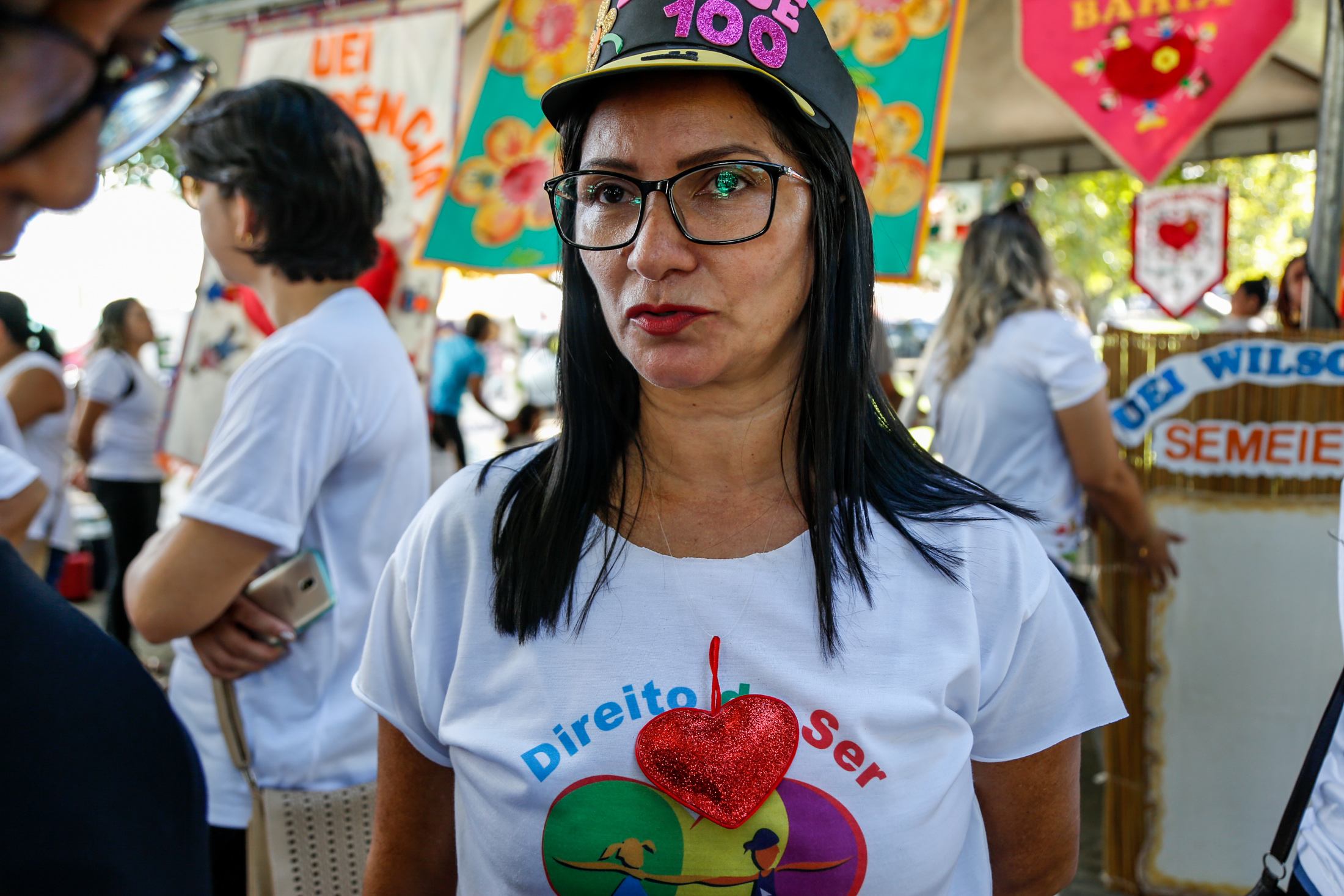 Estudantes ocupam praça no dia do enfrentamento à violência sexual infantojuvenil