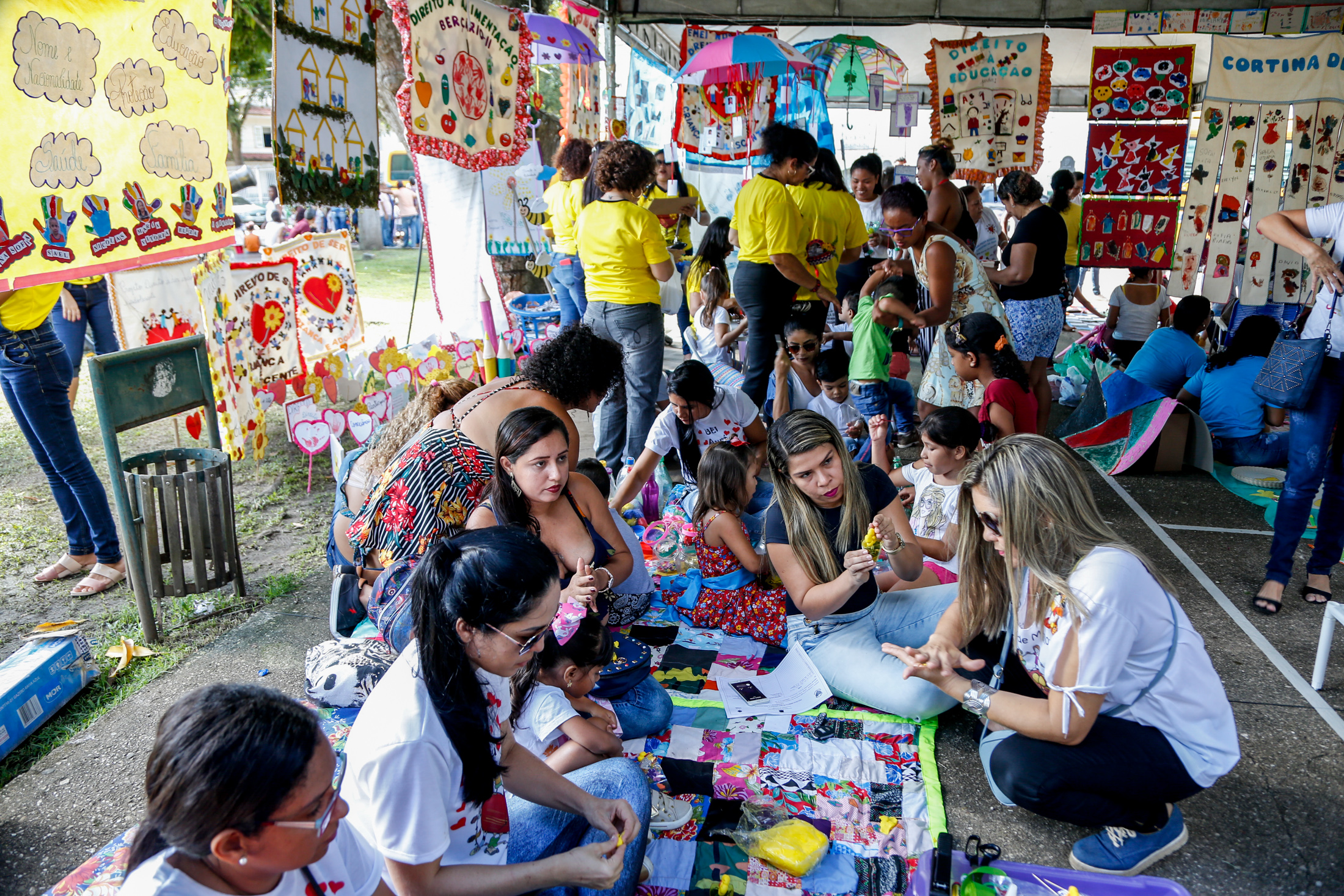 Estudantes ocupam praça no dia do enfrentamento à violência sexual infantojuvenil