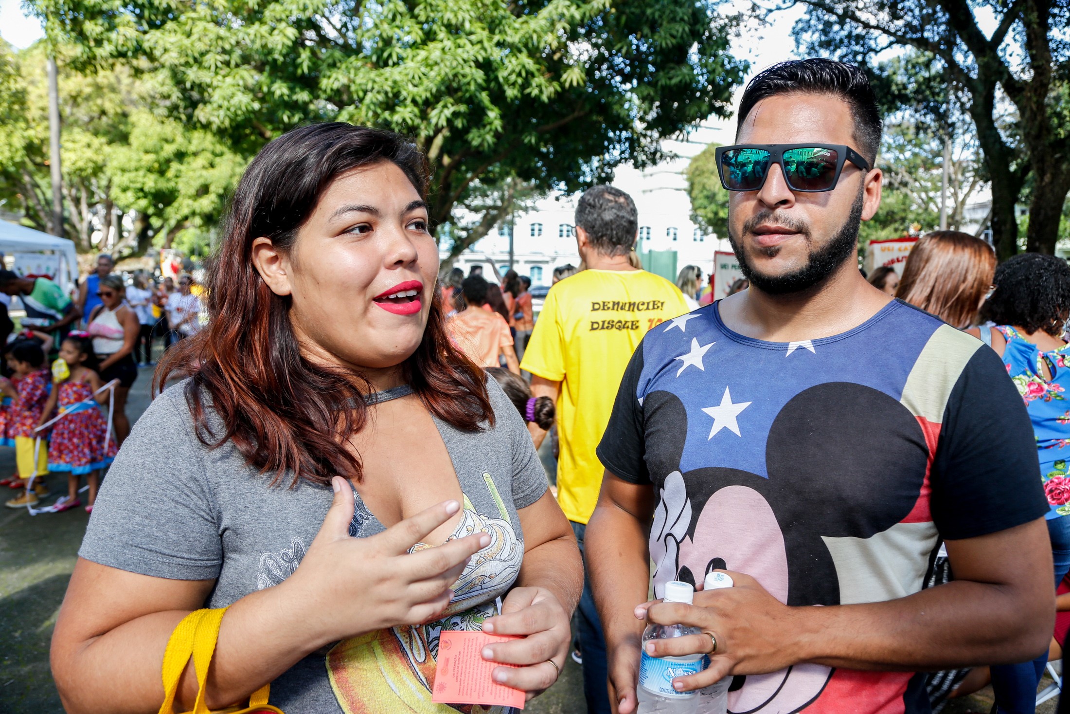 Estudantes ocupam praça no dia do enfrentamento à violência sexual infantojuvenil