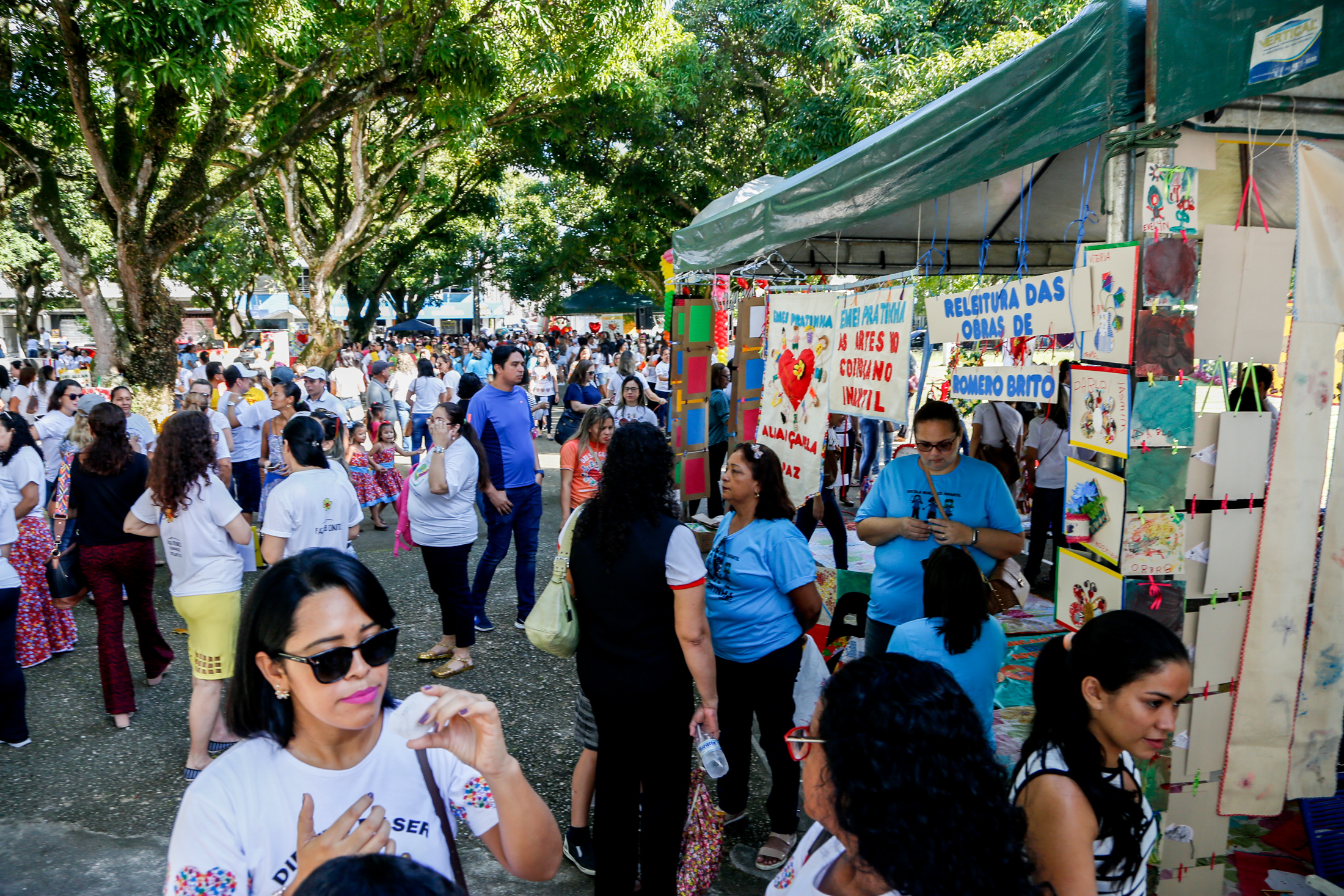Estudantes ocupam praça no dia do enfrentamento à violência sexual infantojuvenil