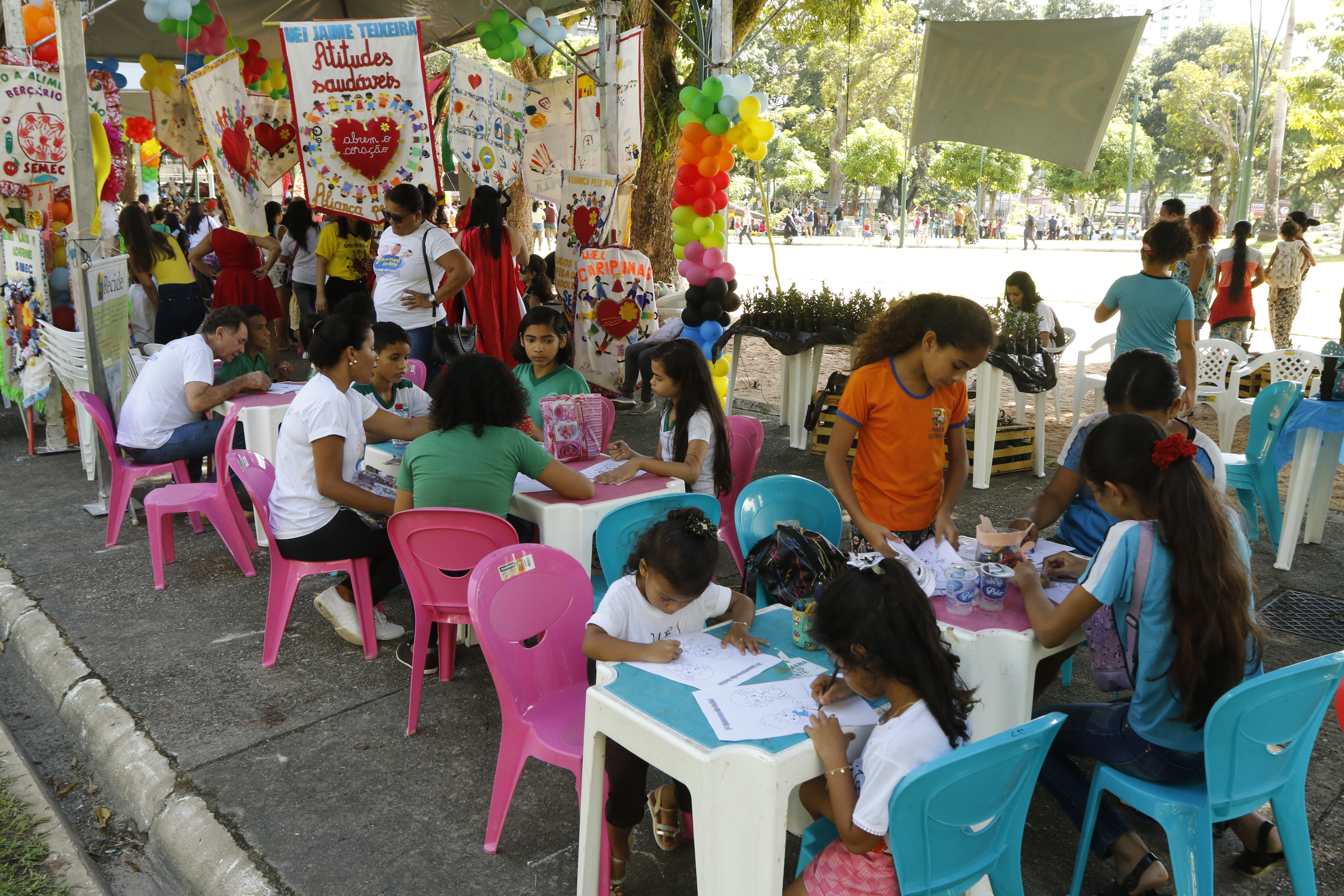 Encerramento da Semana do Bebê leva centenas de crianças à praça da República