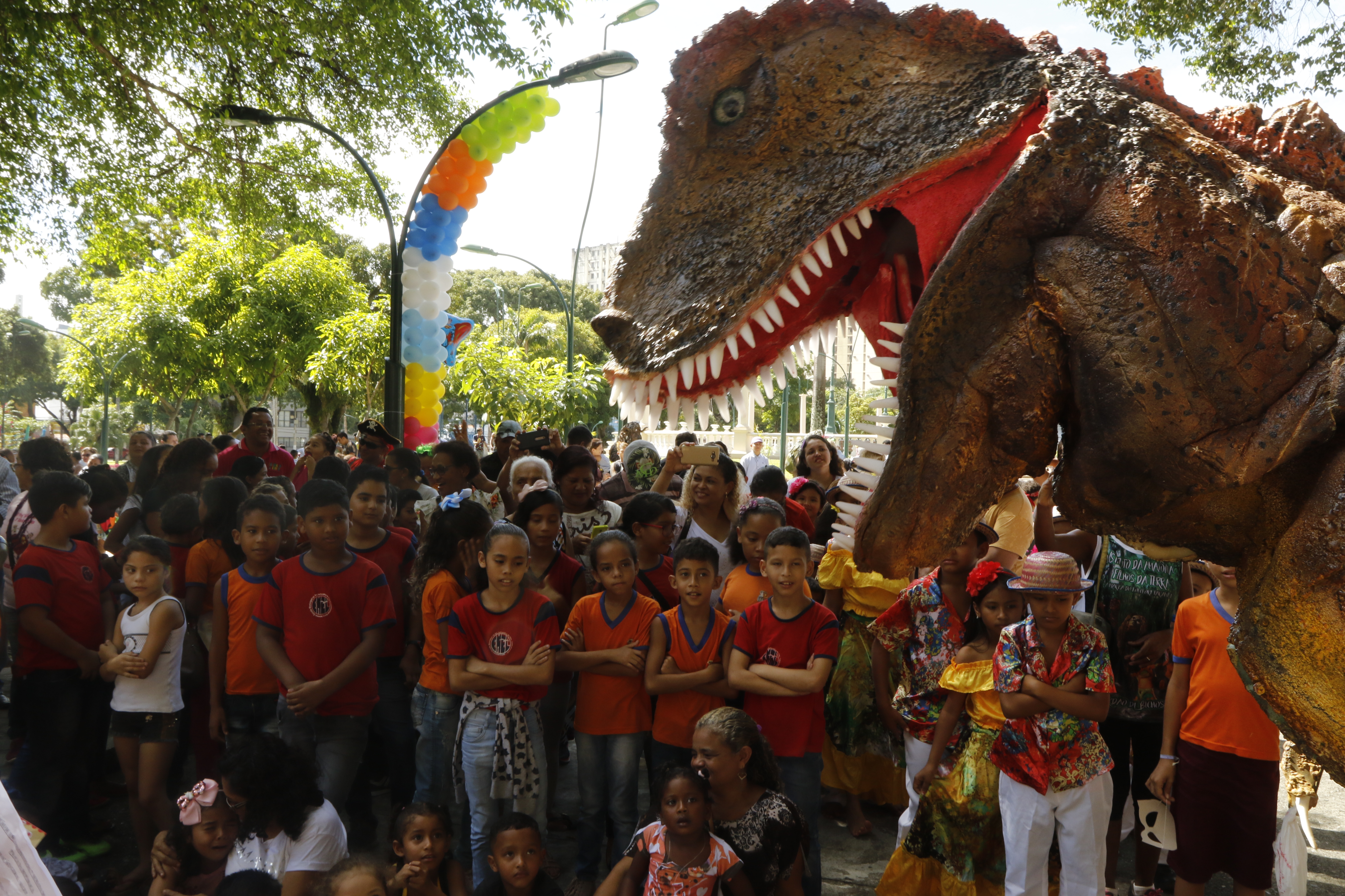 Encerramento da Semana do Bebê leva centenas de crianças à praça da República