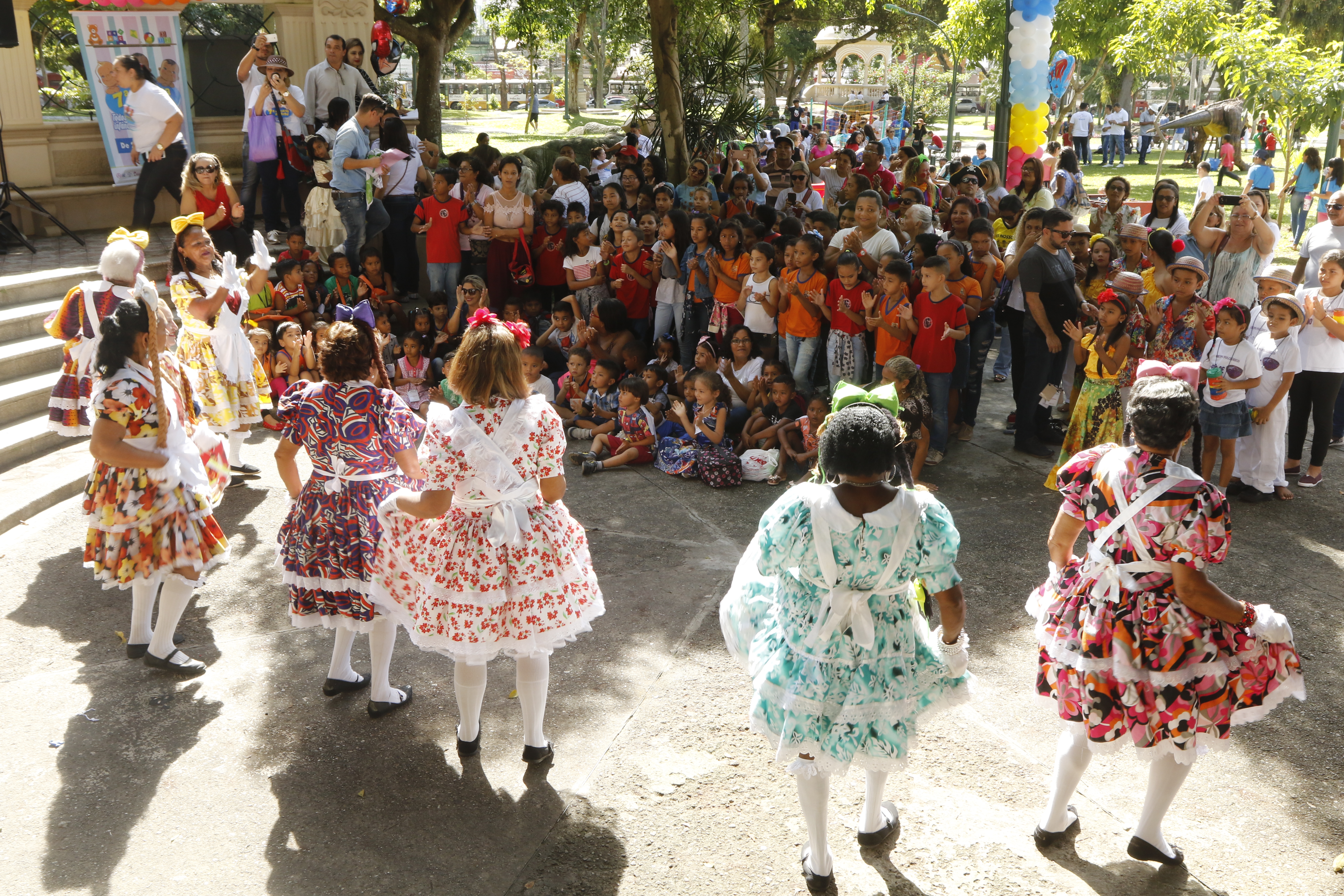 Encerramento da Semana do Bebê leva centenas de crianças à praça da República