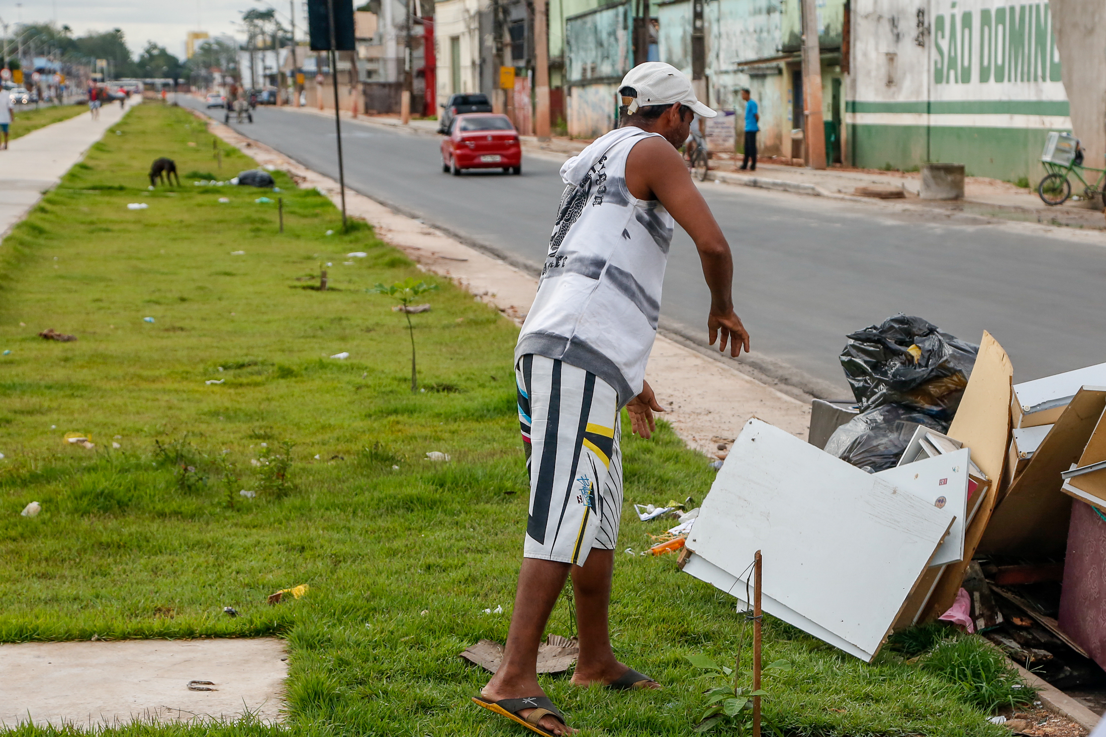 Mutirão retira lixo e entulho das calçadas e canteiro recém construídos na avenida Bernardo Sayão