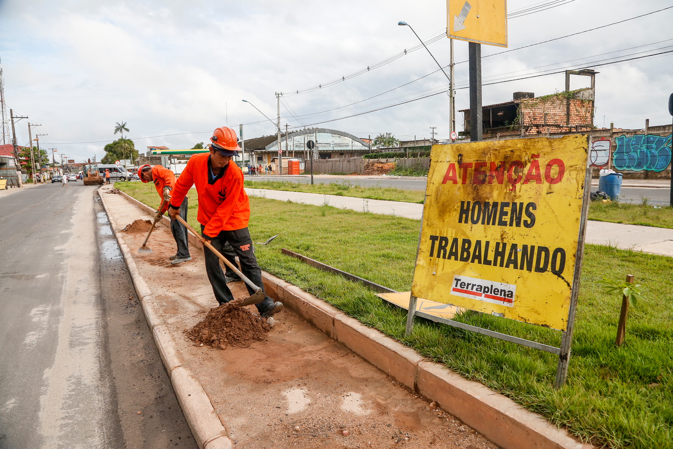 Mutirão retira lixo e entulho das calçadas e canteiro recém construídos na avenida Bernardo Sayão