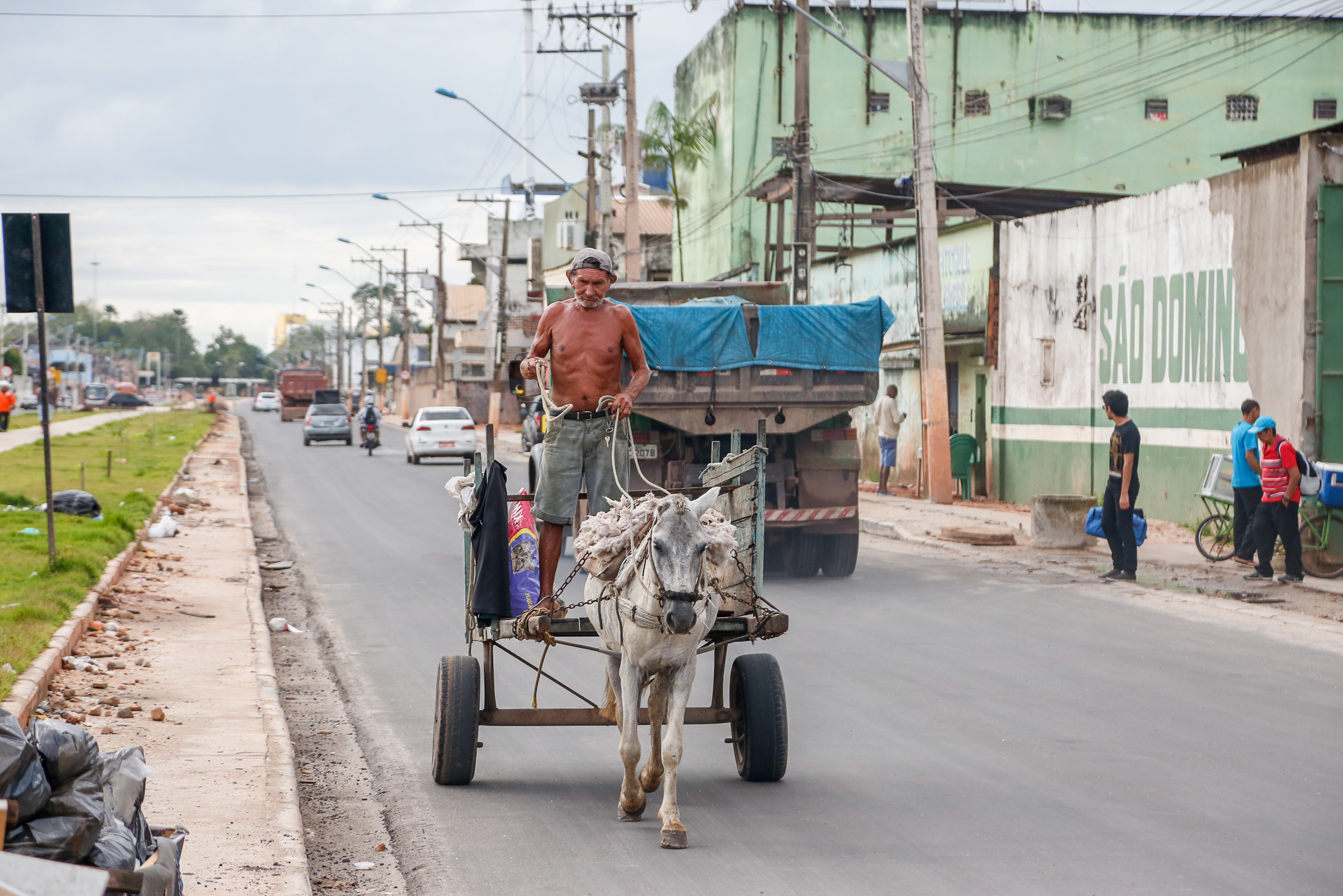 Mutirão retira lixo e entulho das calçadas e canteiro recém construídos na avenida Bernardo Sayão