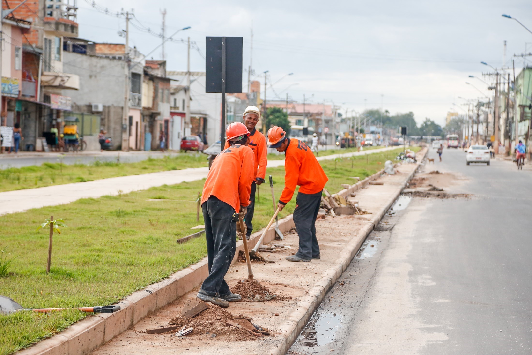 Mutirão retira lixo e entulho das calçadas e canteiro recém construídos na avenida Bernardo Sayão